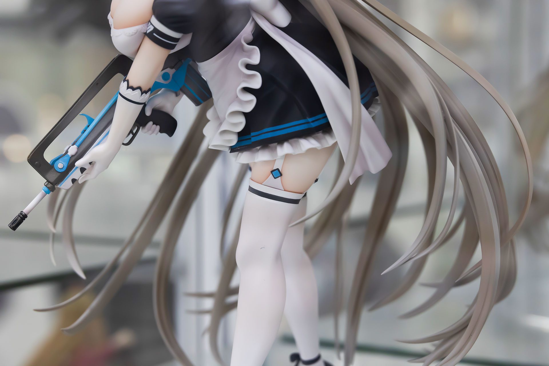 横から見ると、やや前屈みのポーズになっているのがわかる