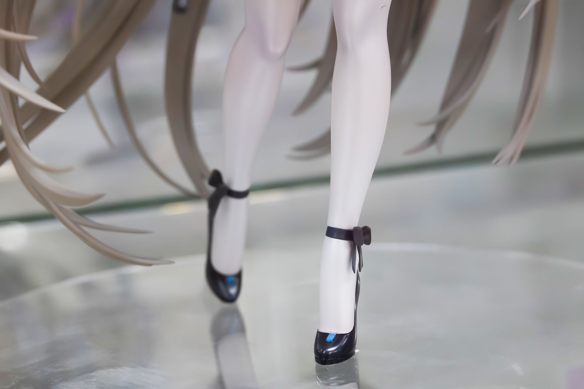 パンプスはシンプルだが青いカラーがポイントで入れられている