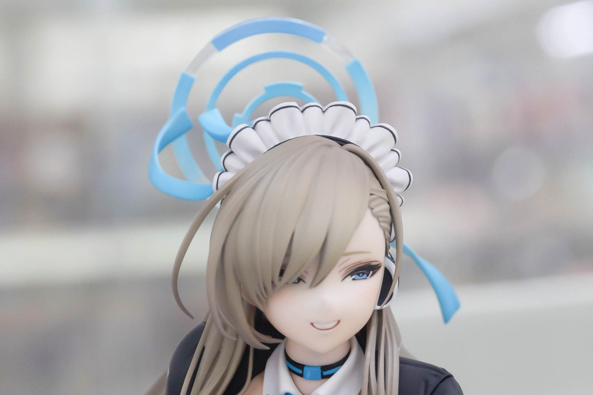 白い素肌に淡い髪の色が似合っている