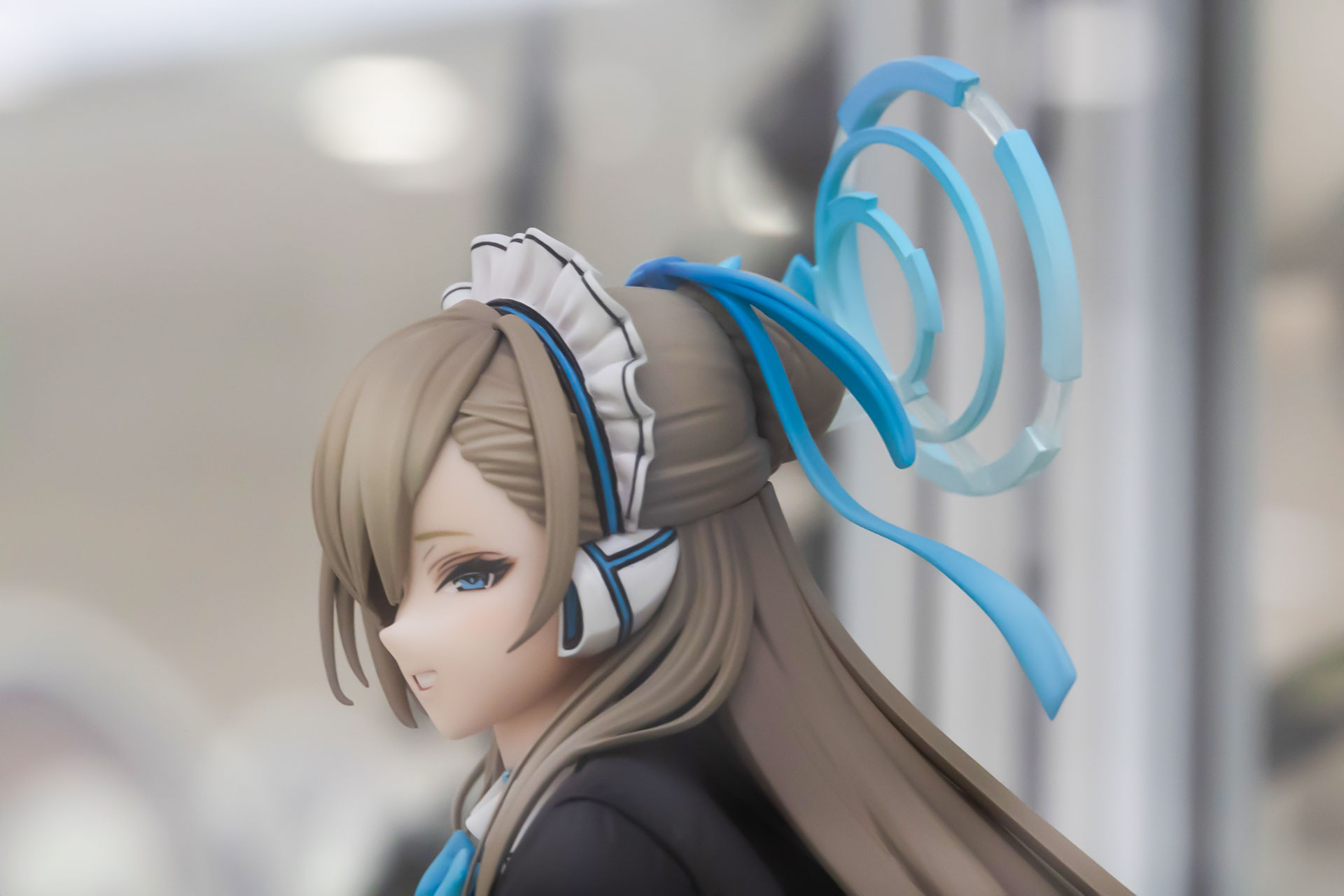 頭のヘイローはユニークな形をしている