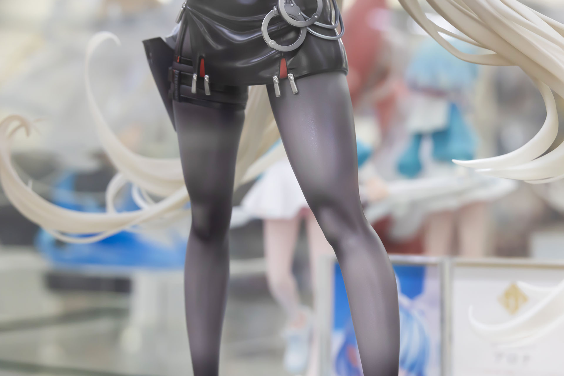 黒いタイツはぴったりと肌に密着している