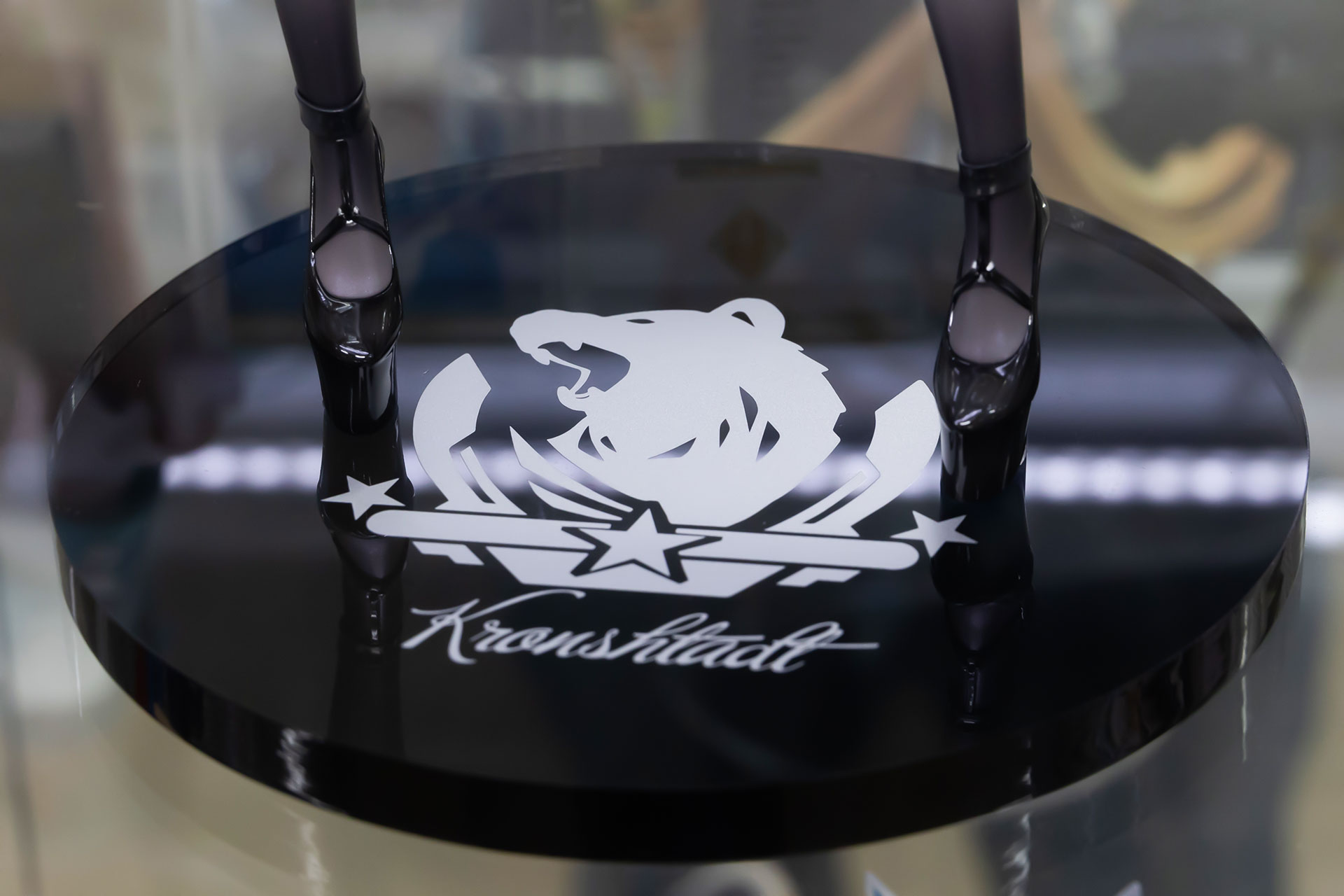 台座にはロゴが描かれている