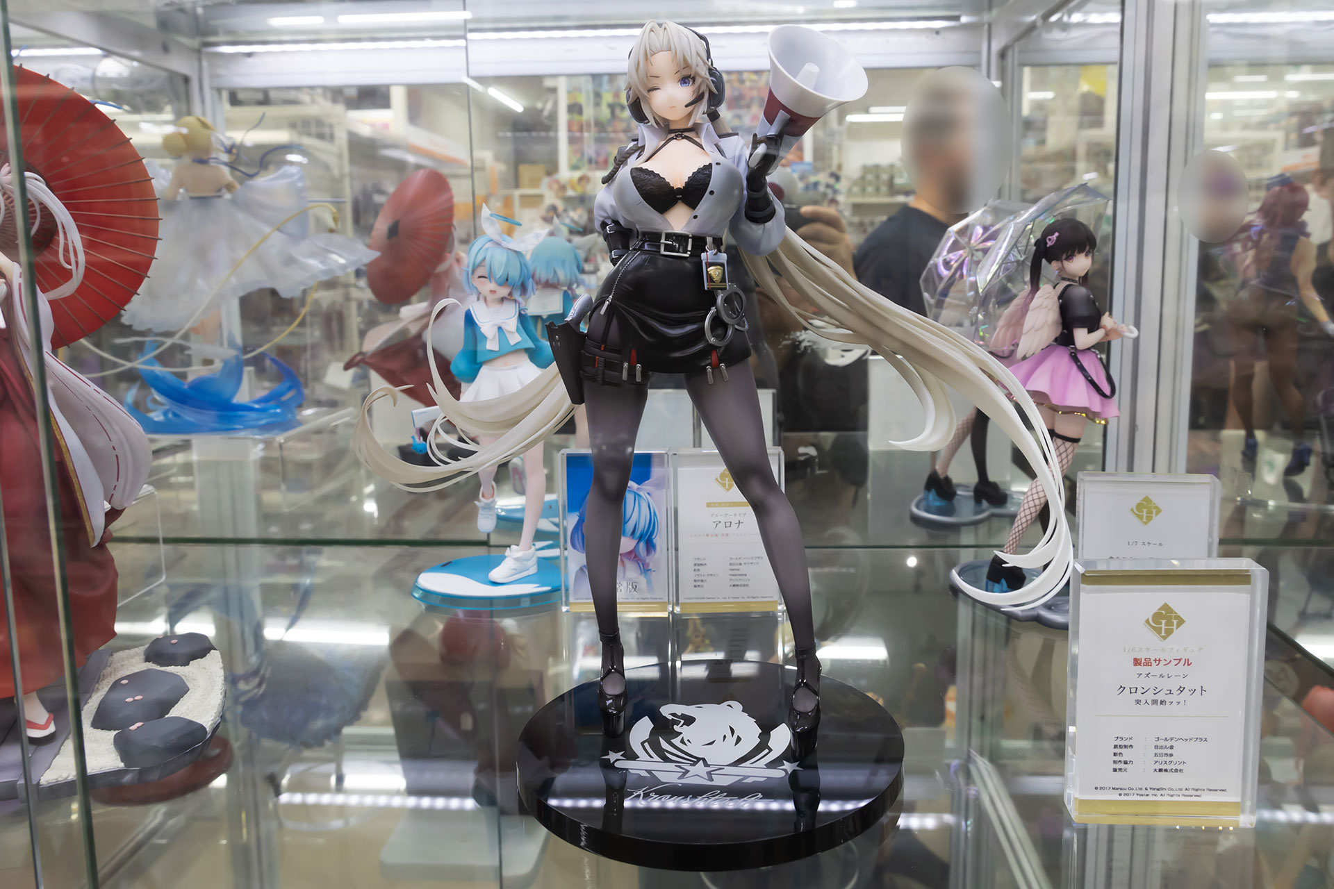 フィギュアの素材は、PVCとABSで、台座部分を含んだ全高は約280mmだ