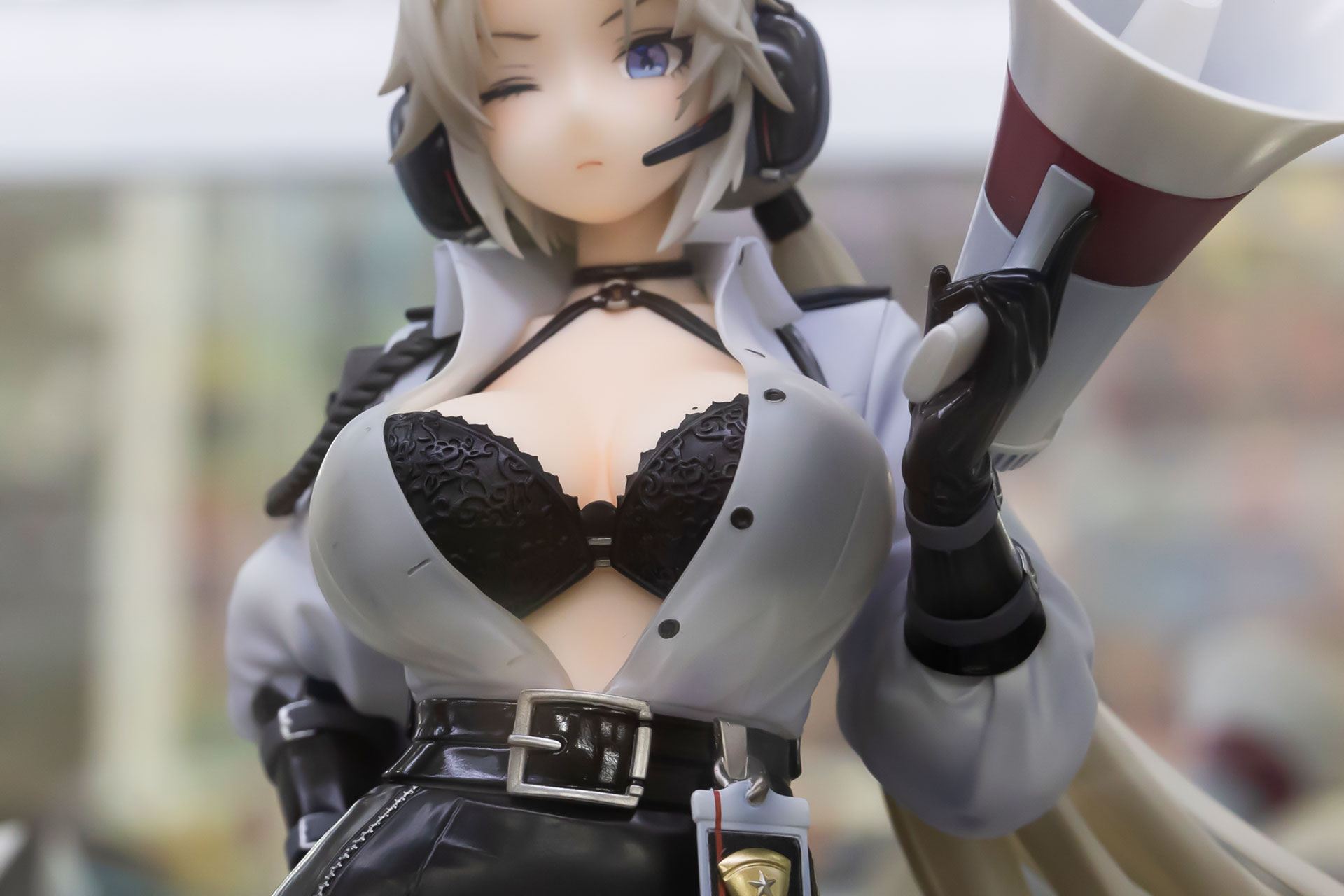 胸元は大きく開いている