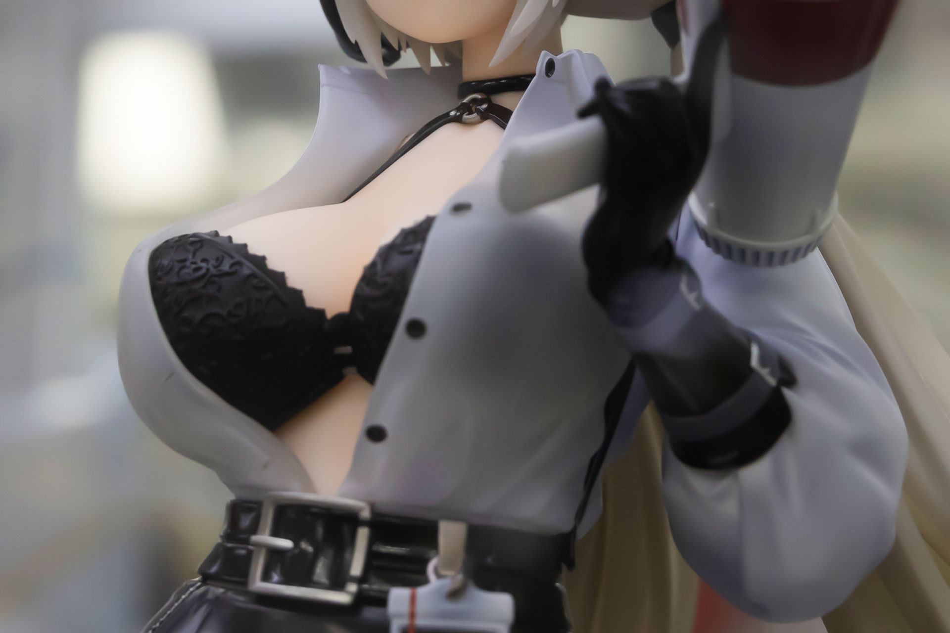 シャツは下着が透けて見える