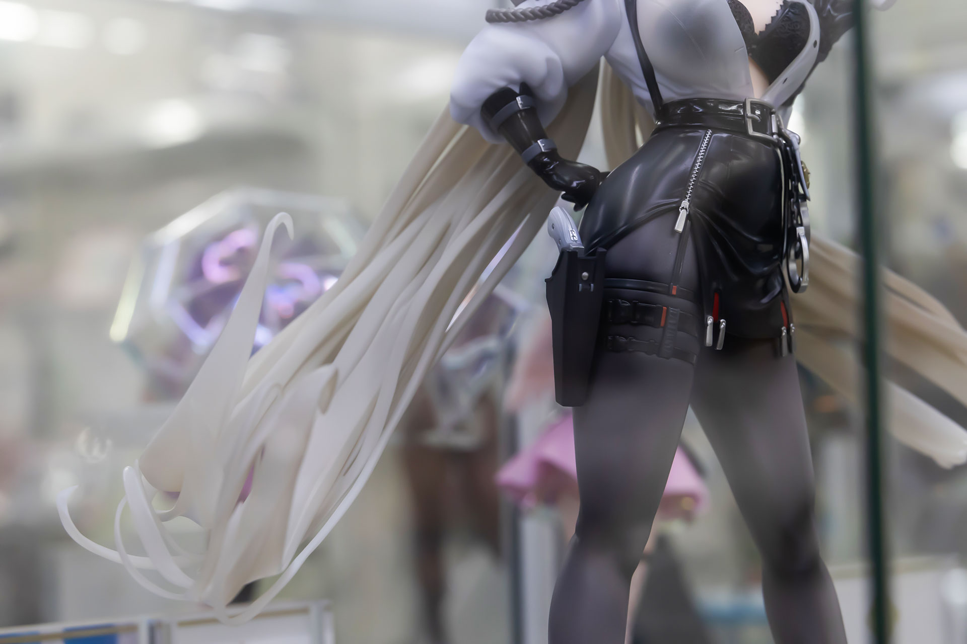 ひざの近くまである長い髪も特徴のひとつだ