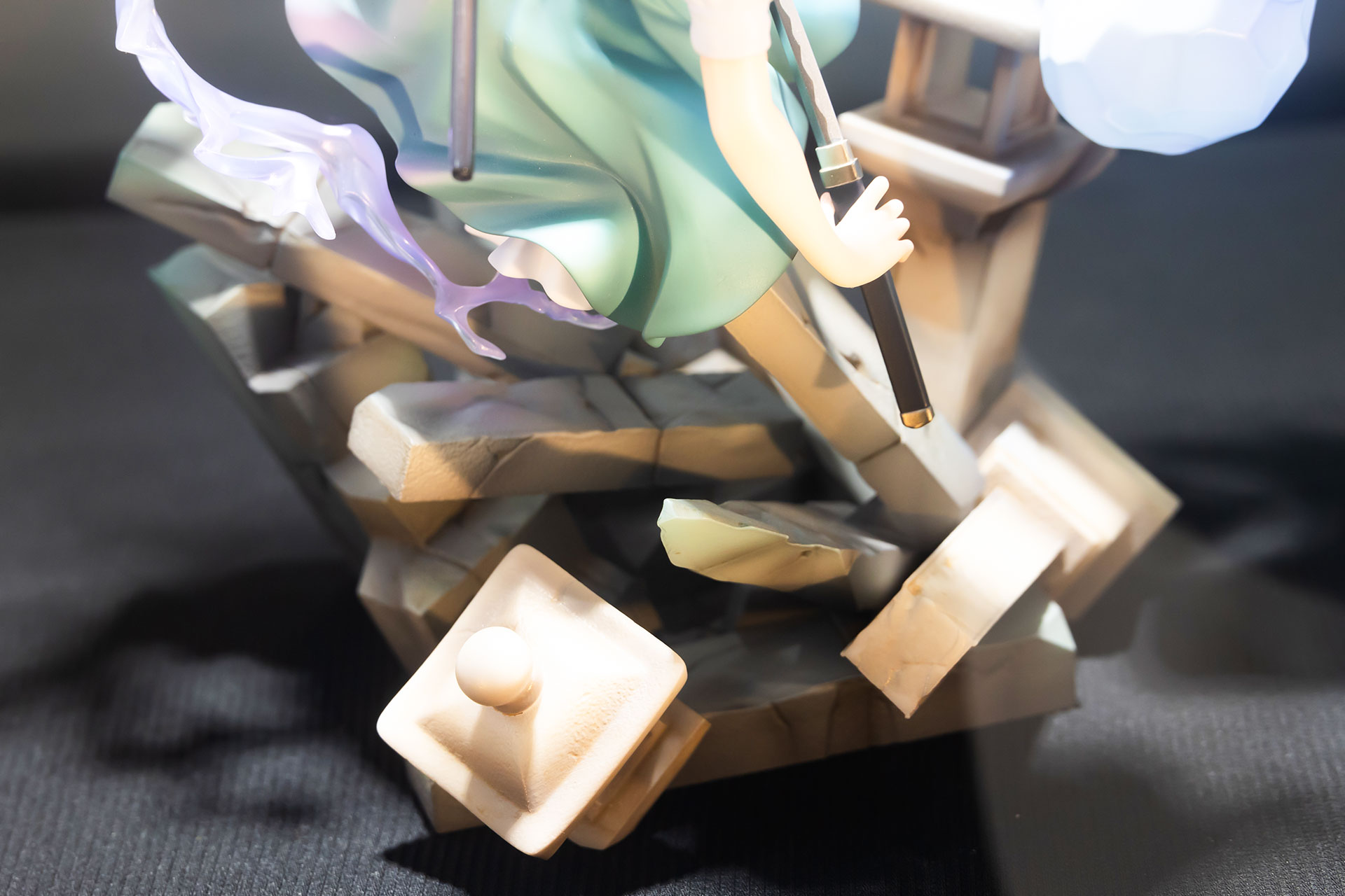 台座は冥界の白玉楼の段階を再現したものだ