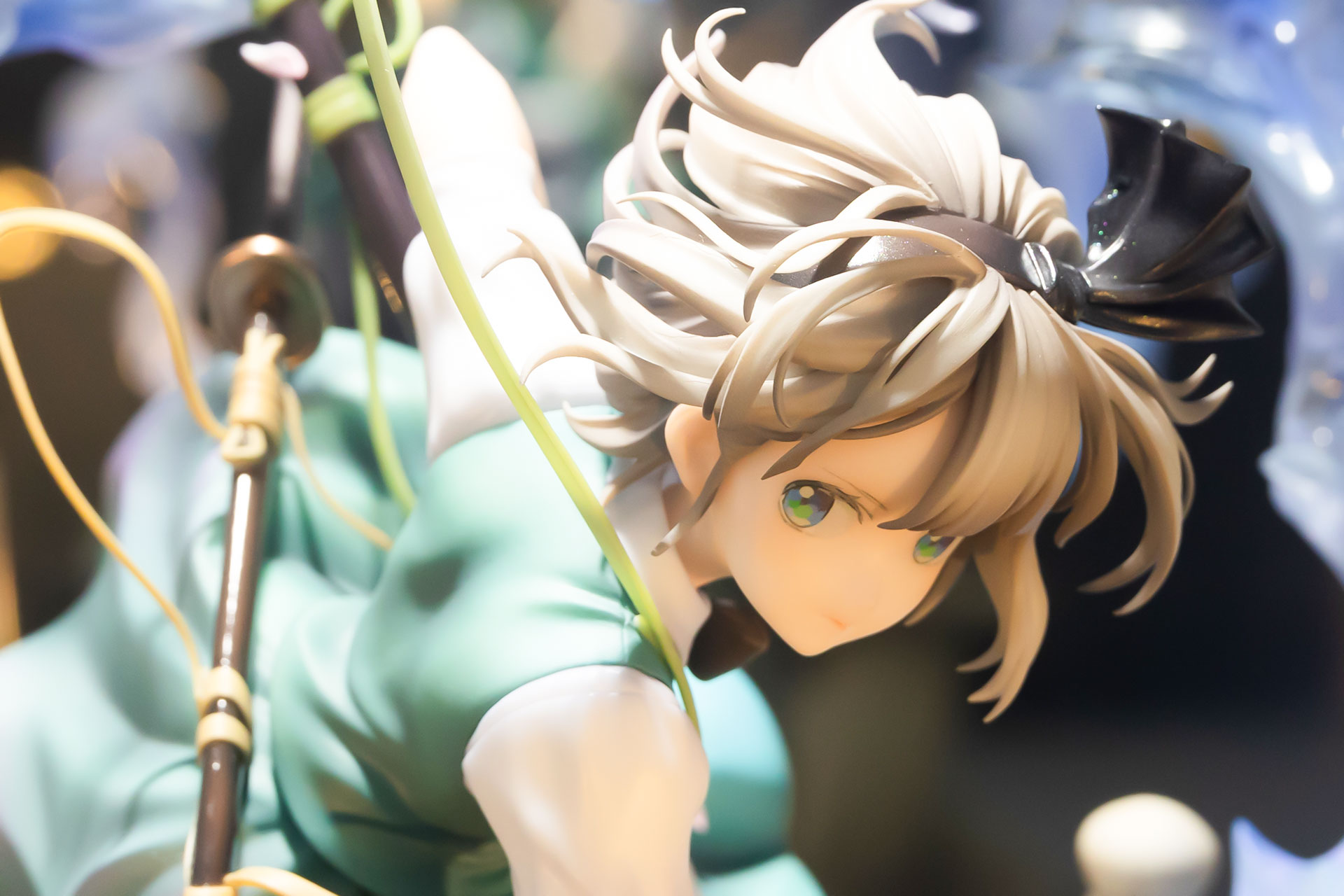 頭には黒いリボンが付けられている