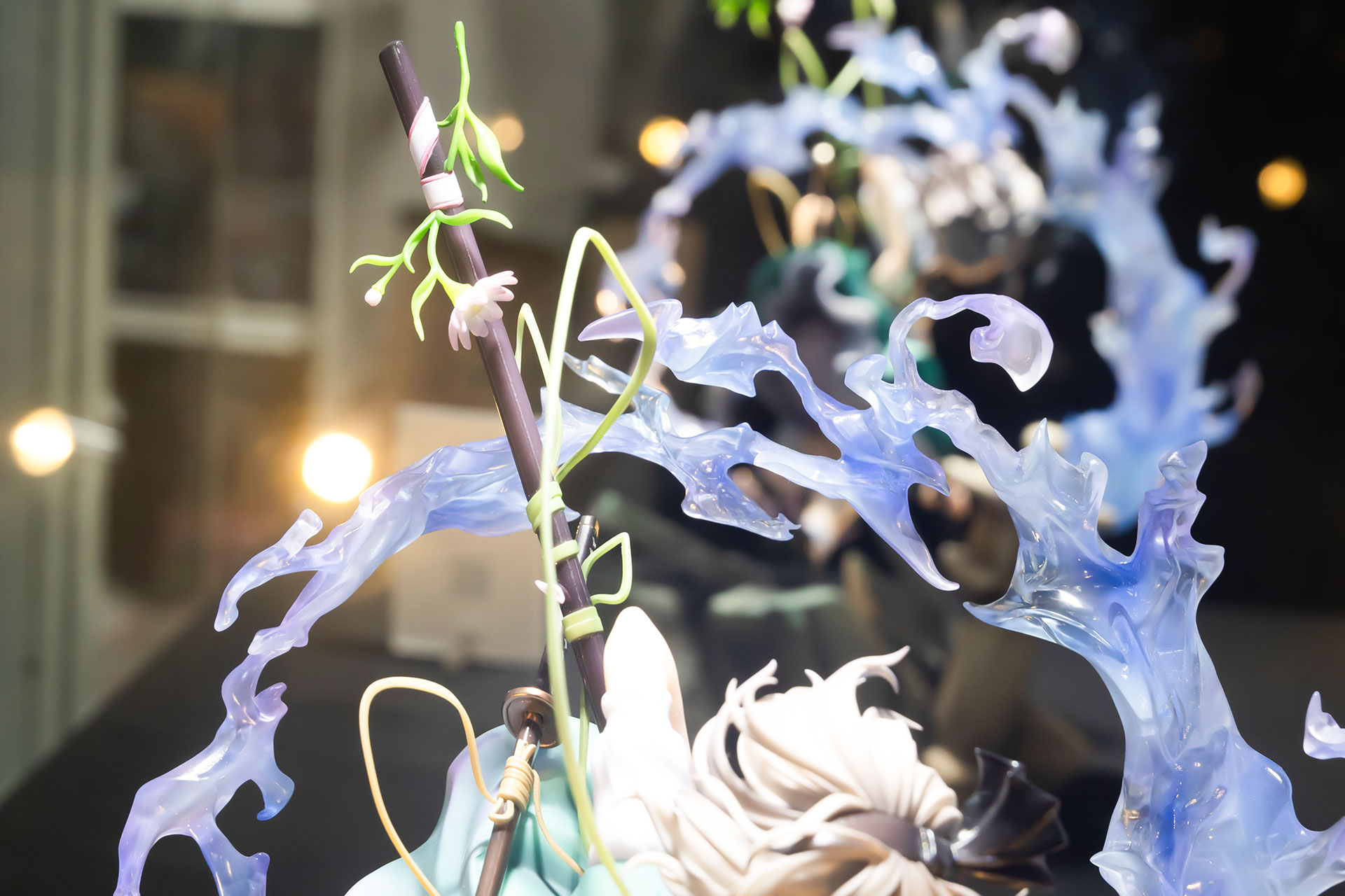 草が絡みついたようなスタイルになっているのも面白い