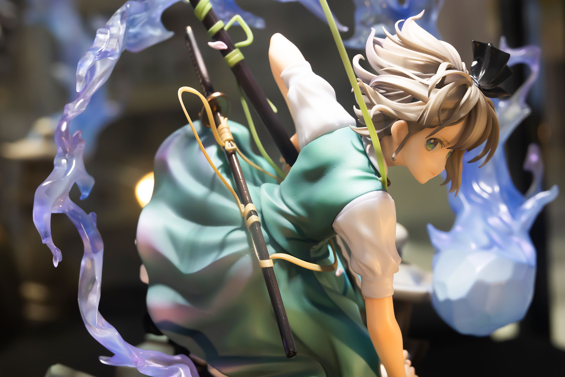 背中側には短剣「白楼剣」も付けられている