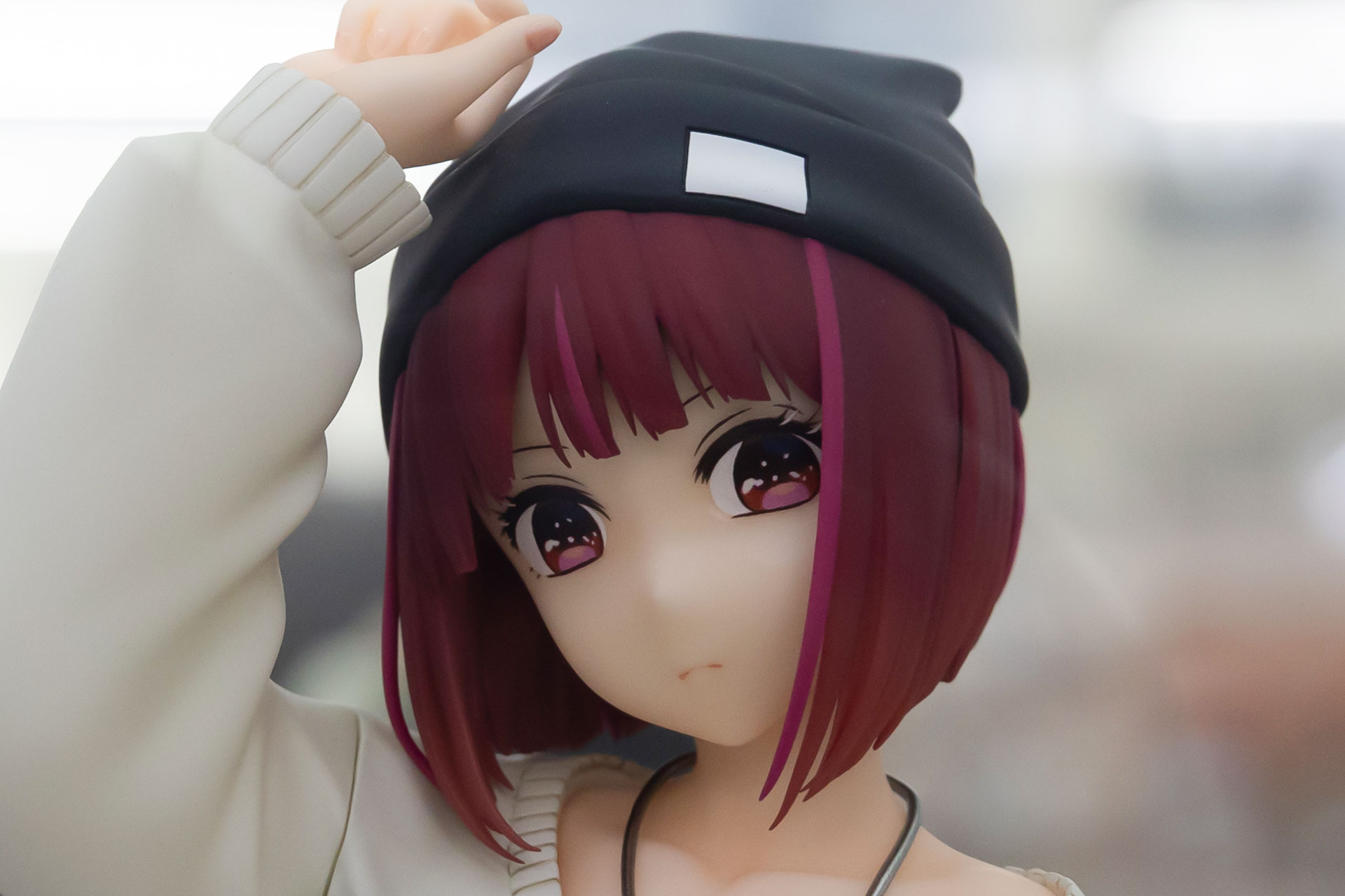 髪はポイントカラーでピンク色が混じっている