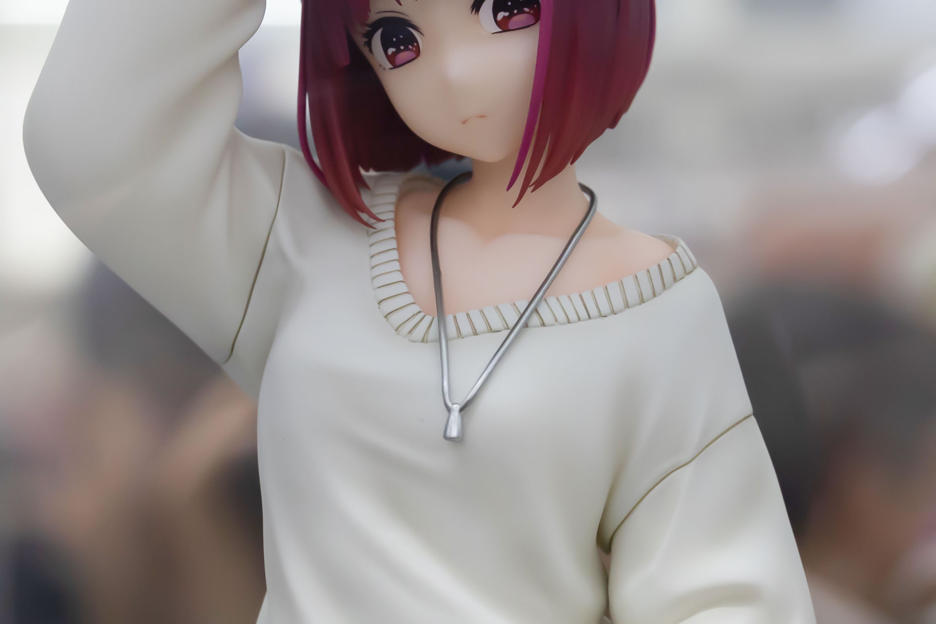 首には銀のアクセサリーが付けられている