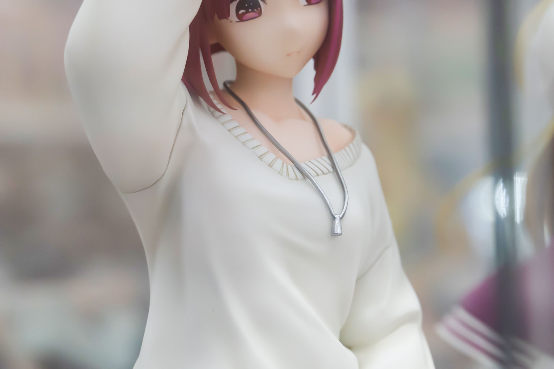 白いニットのシワのより方も見事だ