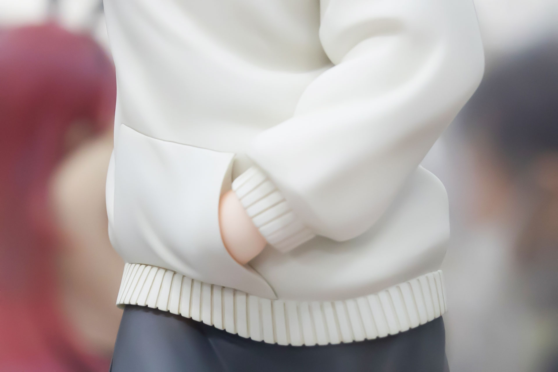 片手はニットのポケットに突っ込んでいる