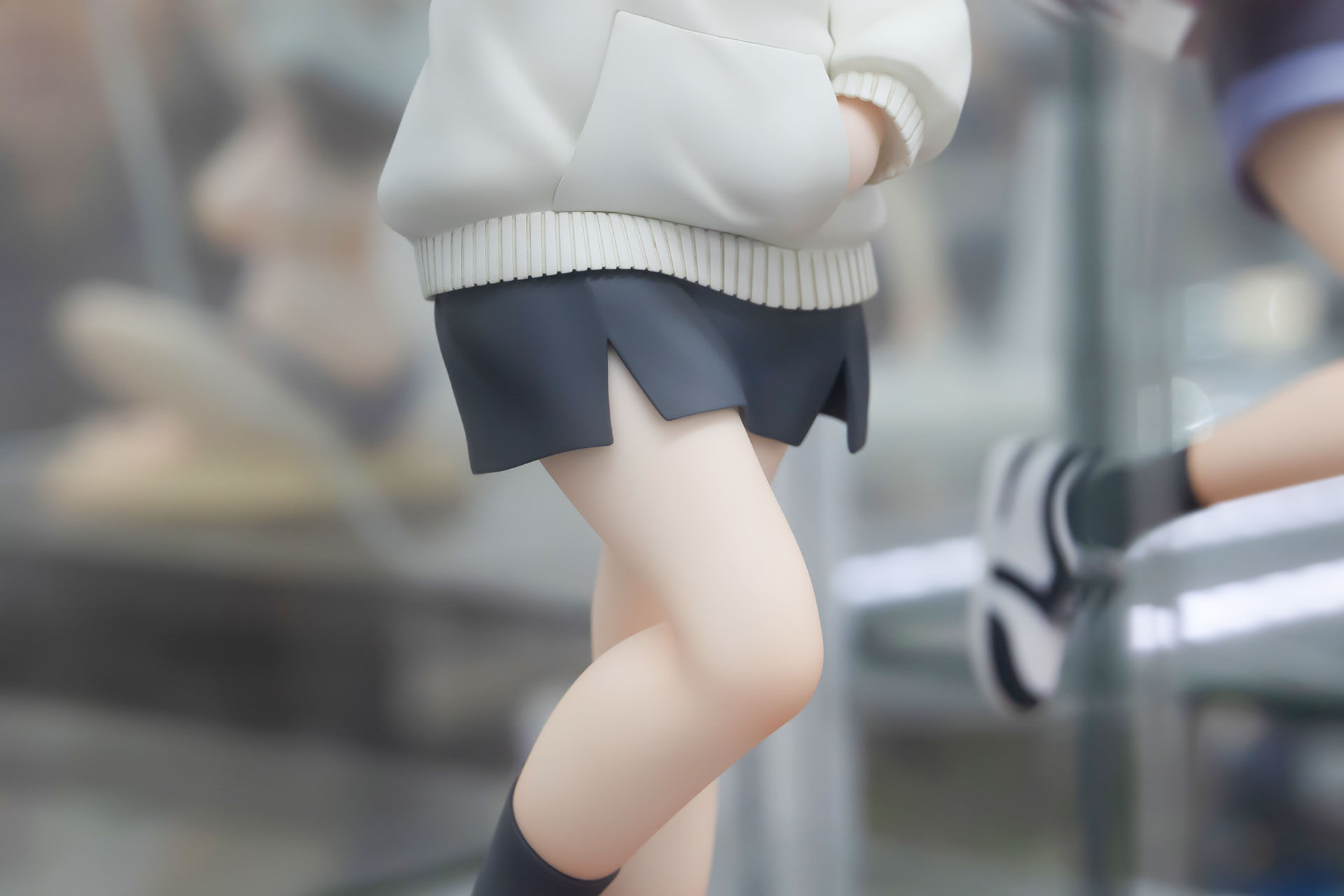 白い脚がよりまぶしく見える