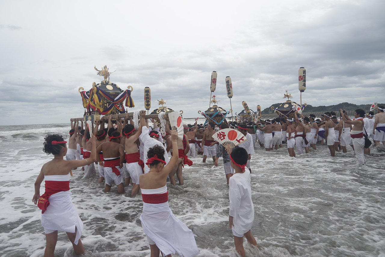 一宮町の「上総十二社祭り」では、5社9基の神輿が釣ヶ崎海岸から海に入っていく。写真は玉前神社のHPで公開されているもの