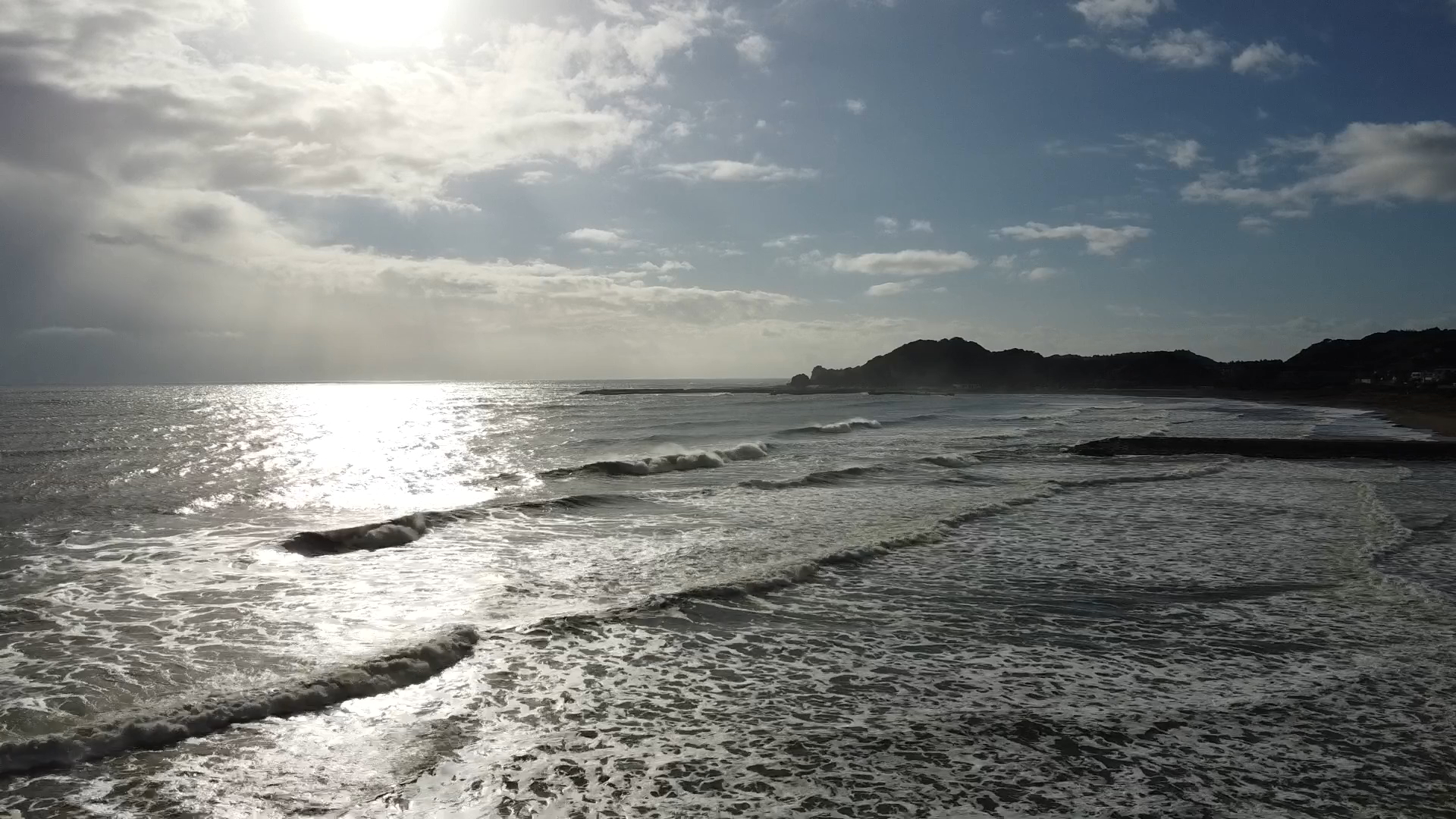 雲間から太陽が出て明るい海を撮影できた