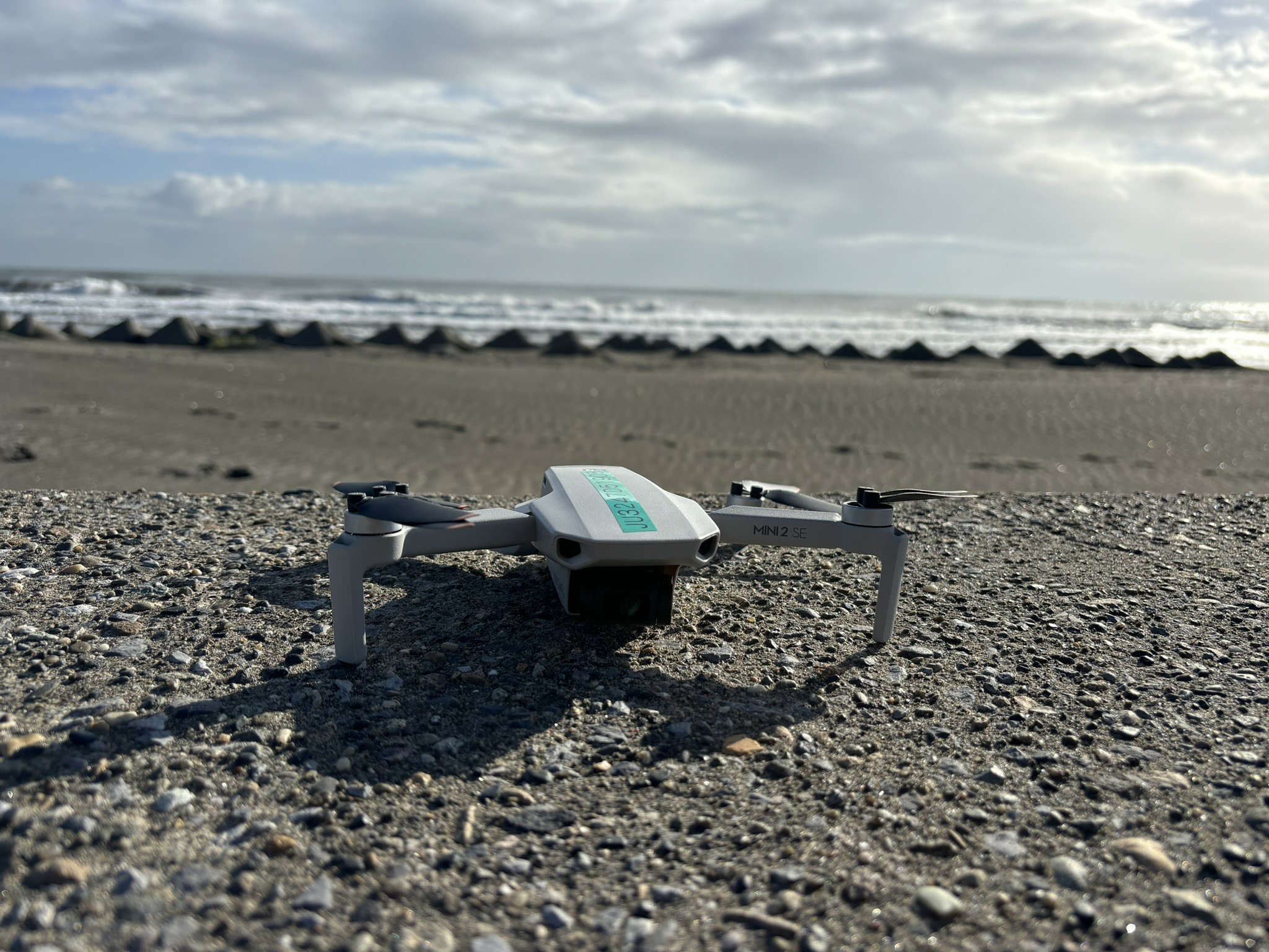 今回飛行した「DJI Mini2 SE」。全長約20cmの小型ドローンだ