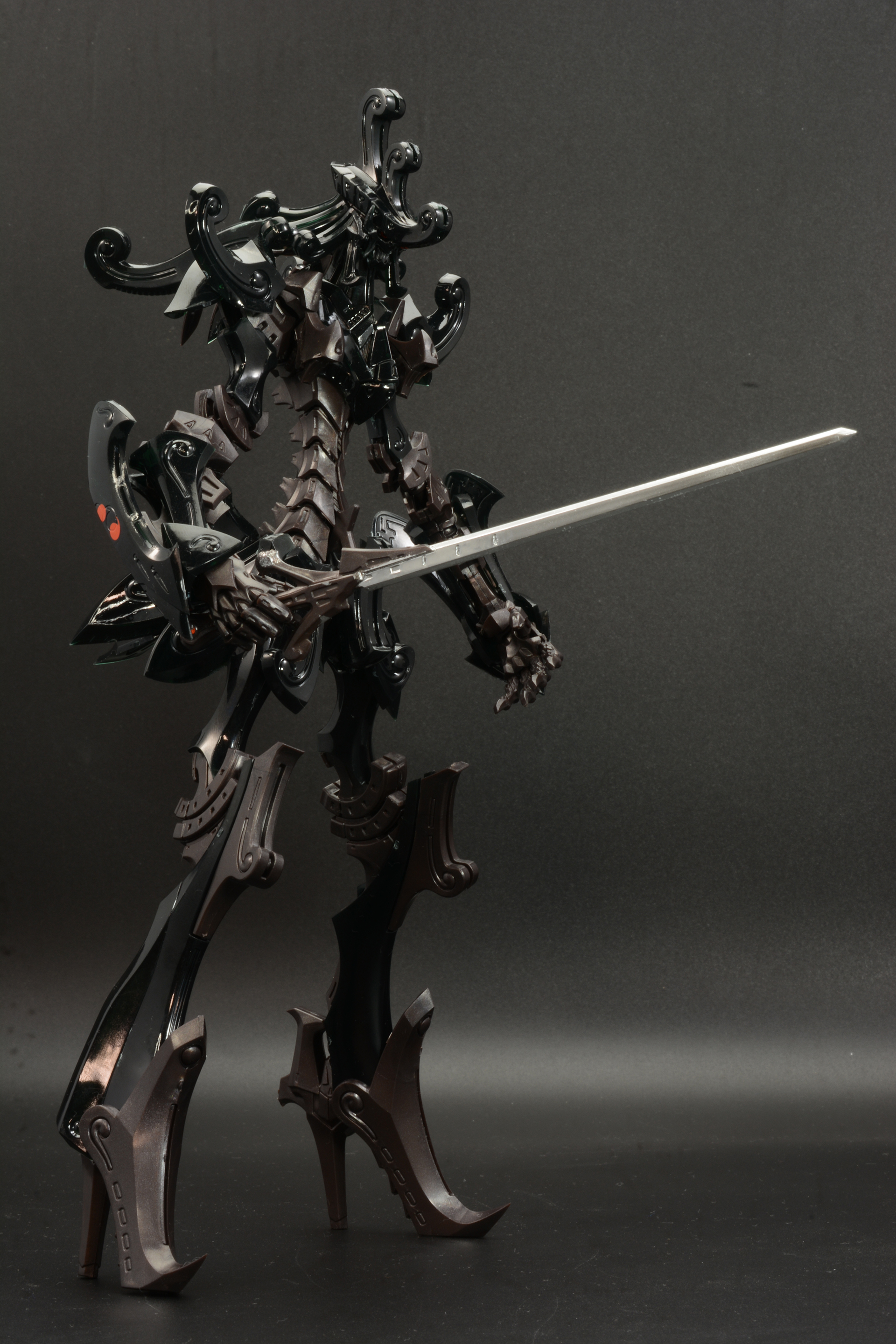 GTMは人型兵器であるが、ひじと膝の関節が大きく、腹部は骨だけのように細い異形のシルエットを持つ