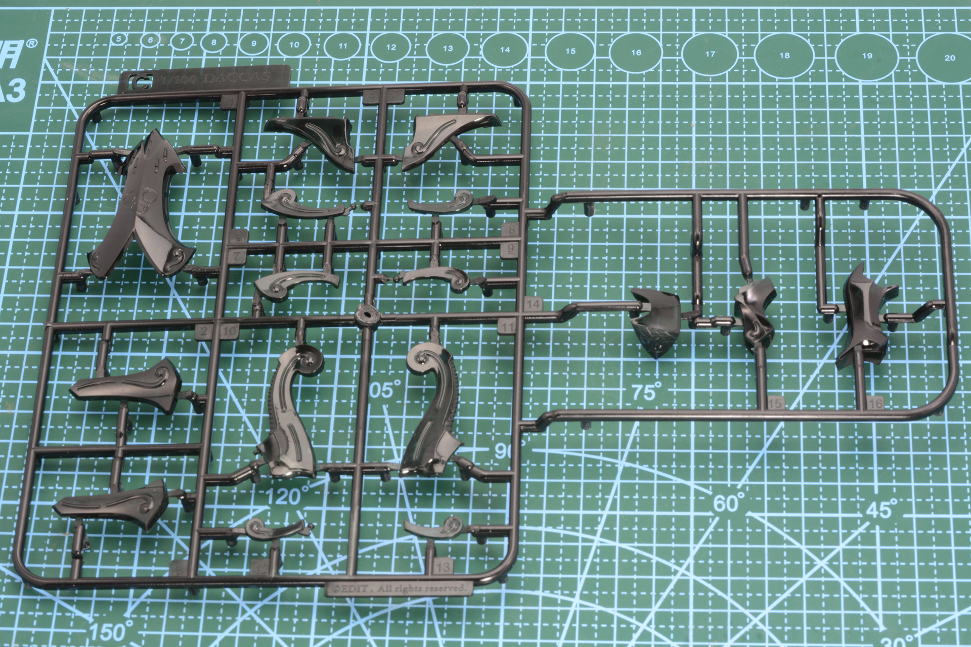 ランナー。パーツは目を近づけるとうっすらと透けているのがわかる。見た目の質感もガラスのようだ