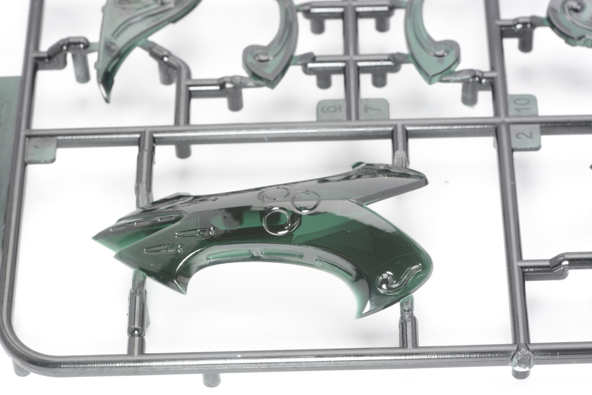 ランナー。パーツは目を近づけるとうっすらと透けているのがわかる。見た目の質感もガラスのようだ