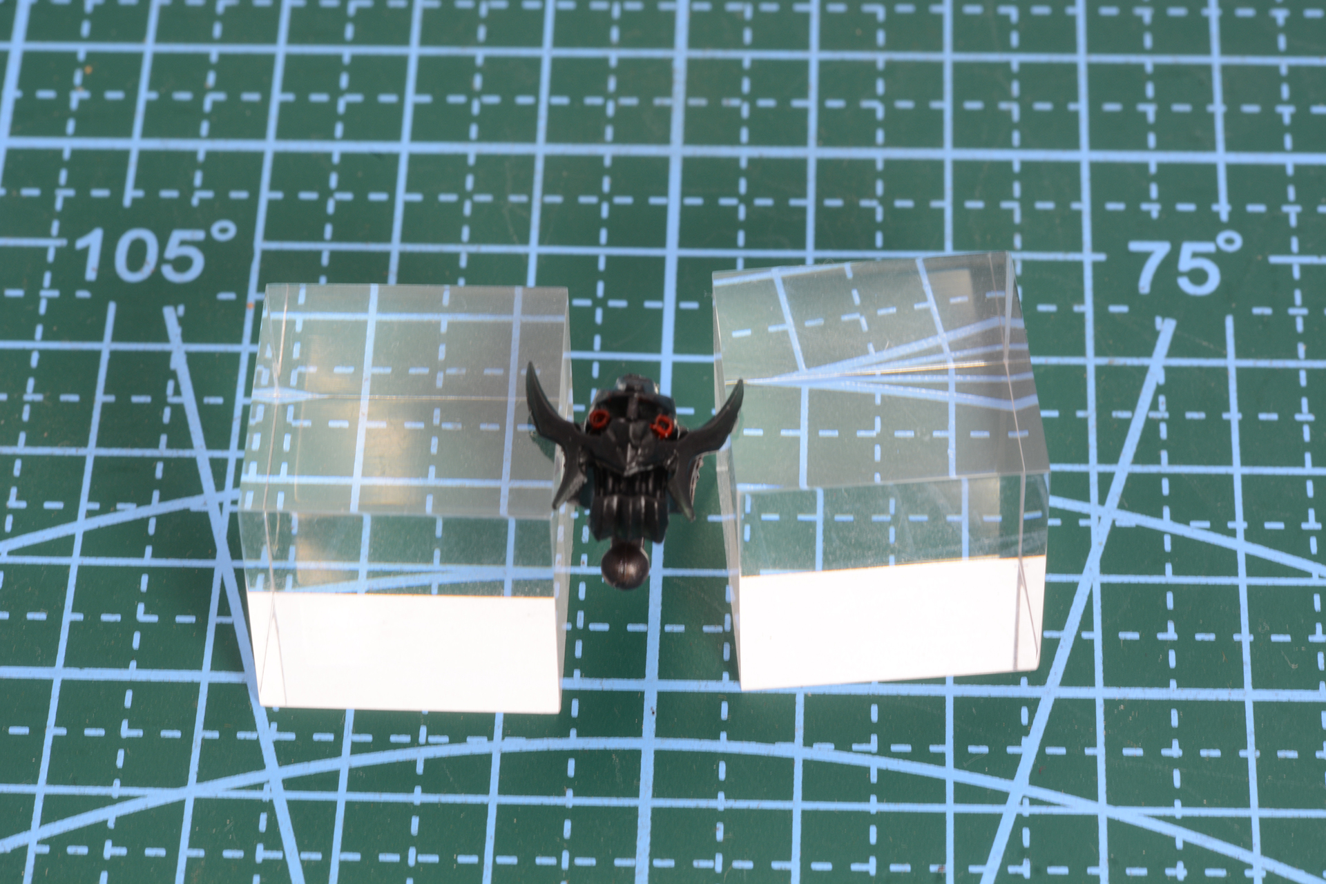 赤い目の部分のみ塗装を行った。丸い目をかっと広げ、歯をむき出しにしたその顔は鬼瓦のようにも見える