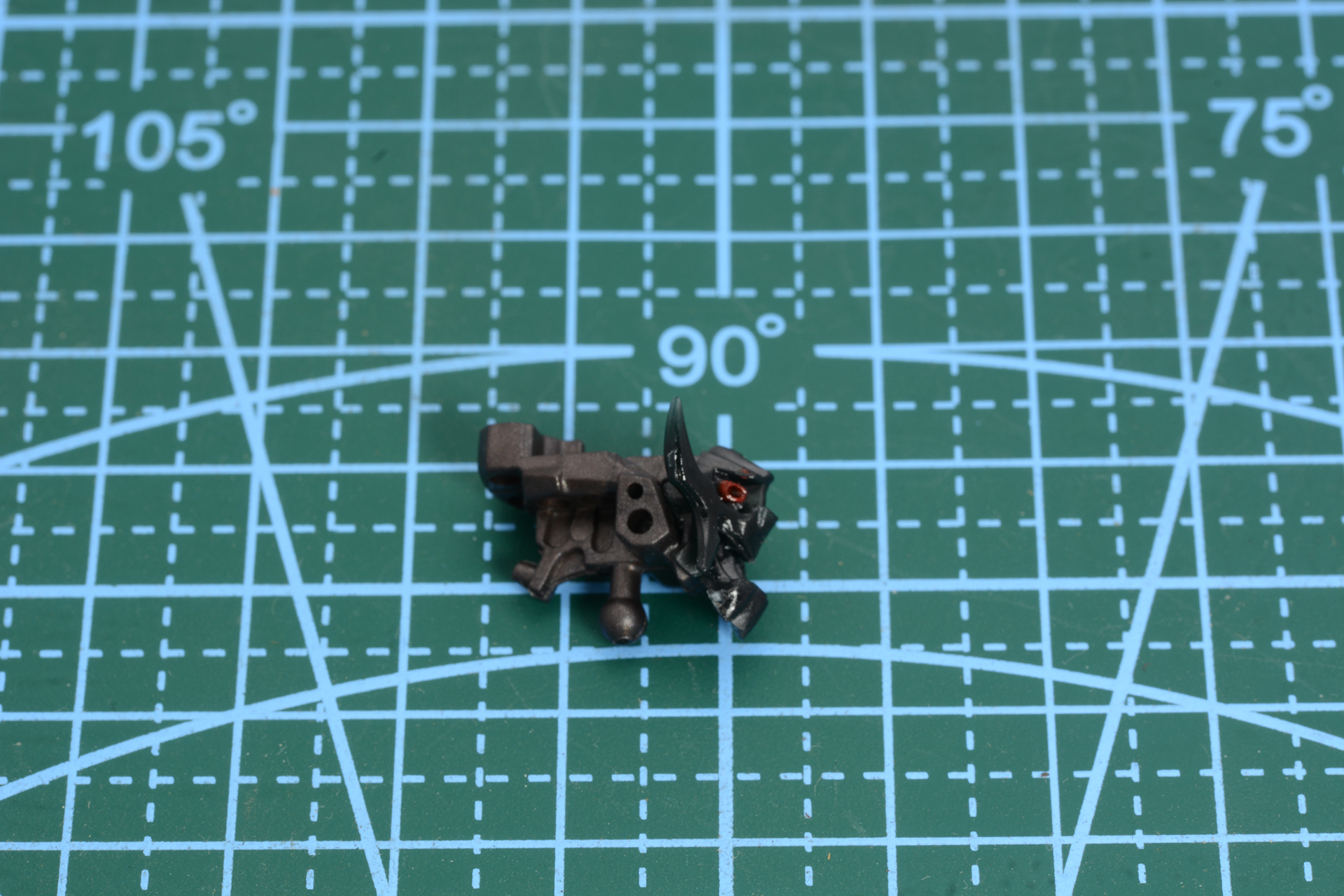 赤い目の部分のみ塗装を行った。丸い目をかっと広げ、歯をむき出しにしたその顔は鬼瓦のようにも見える