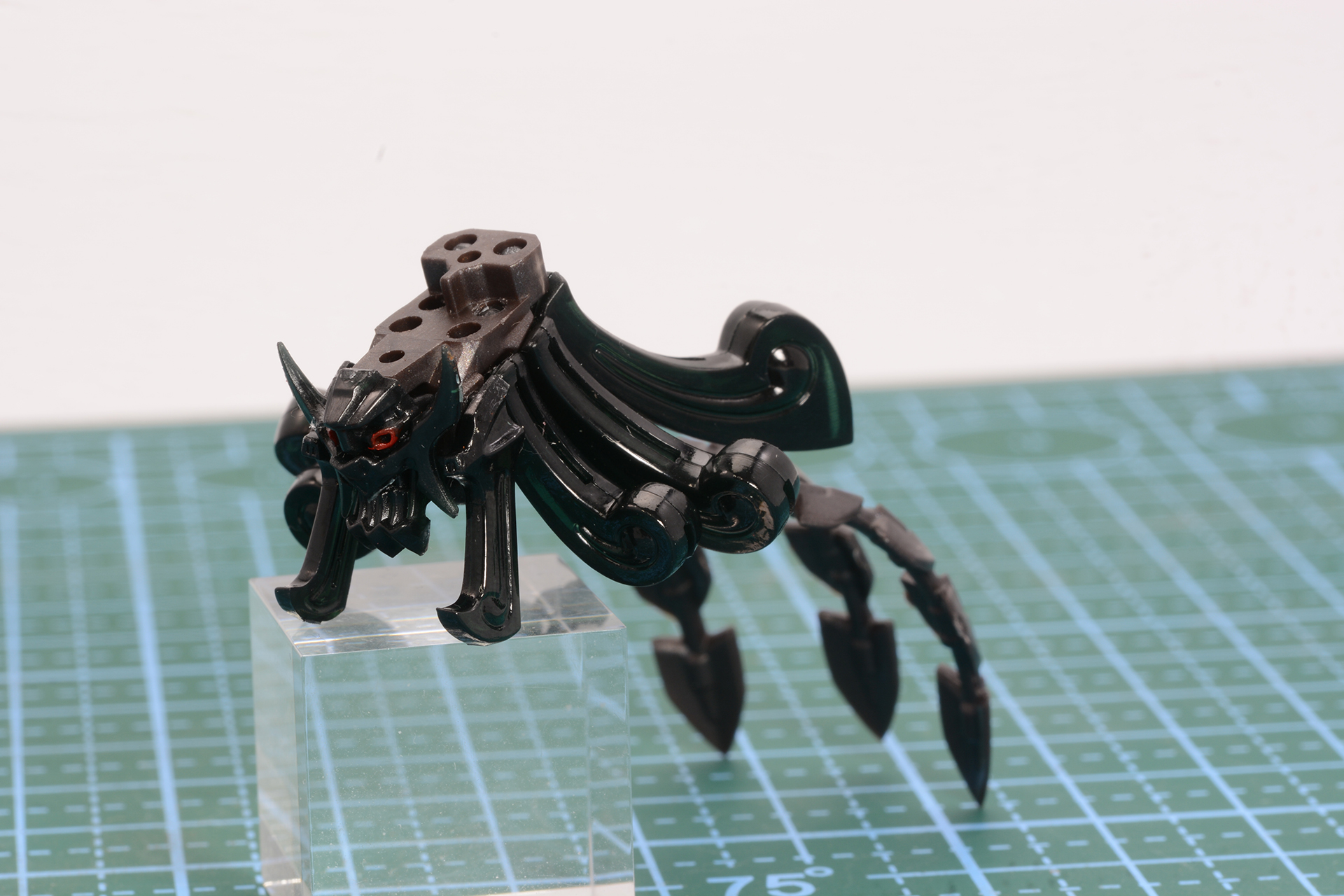 側頭部に先端が丸まったデザインの装甲、後頭部に鎖のようなパーツがつく。これらは放熱をかんがえたものだろうか