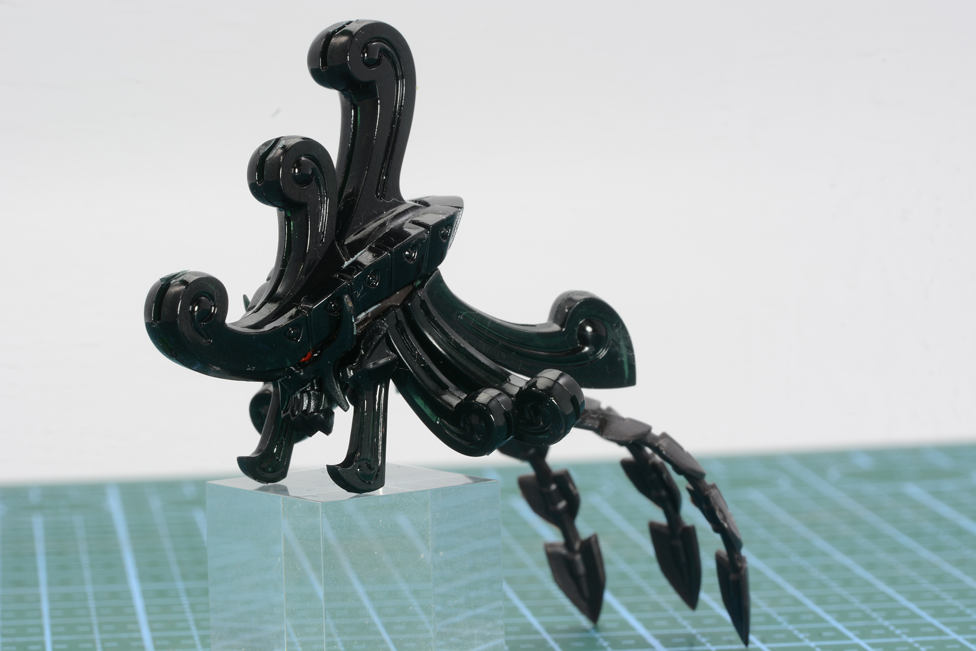 頭頂部の装甲を付ける。目が隠れて視線に迫力が増す