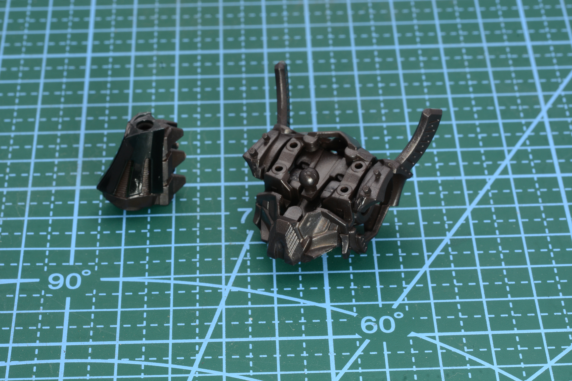 内部フレームを組みたて、装甲で覆っていく