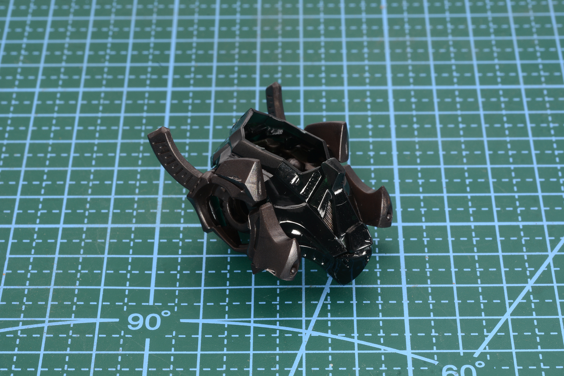 内部フレームを組みたて、装甲で覆っていく