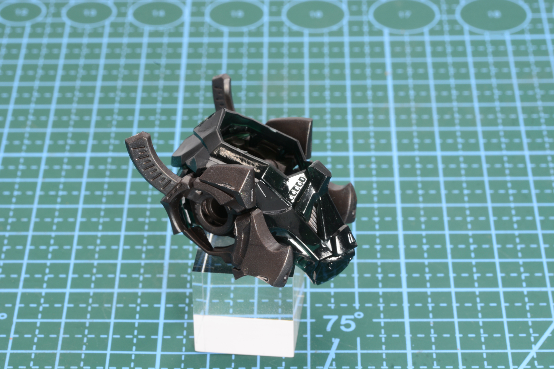 光を当てると装甲の緑色と内部フレームが確認できる