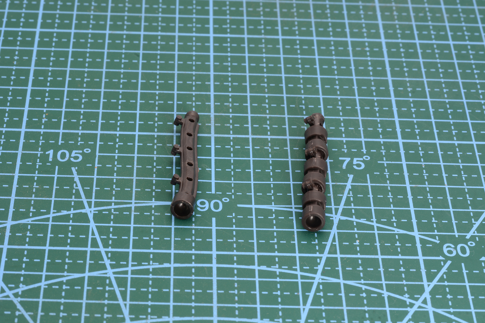 軟質パーツとABS樹脂を繋げた可動用の支柱(右)と、シンプルな直立用支柱