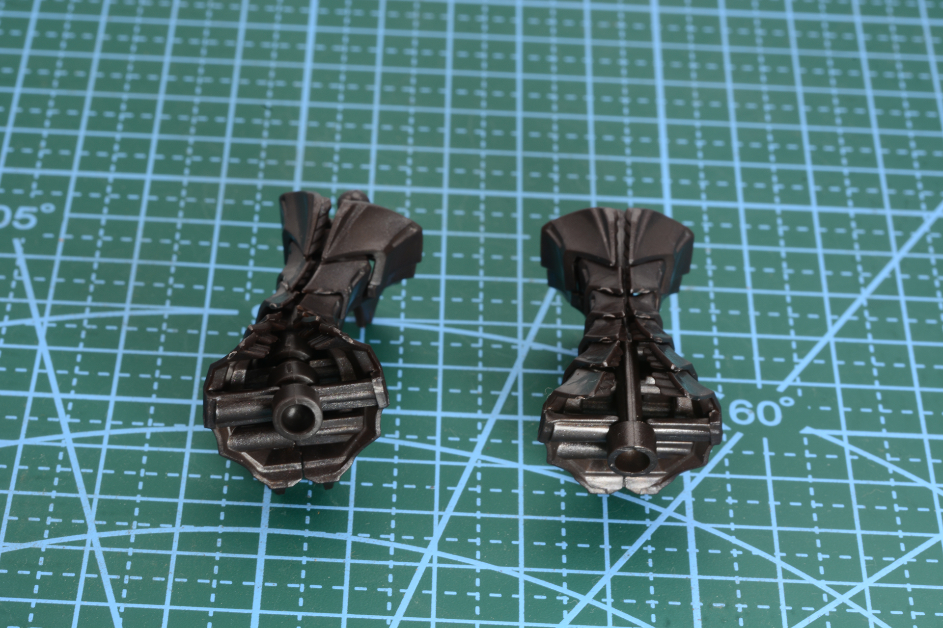 支柱をフレームパーツで覆う。左の可動腹部は曲げたり捻ったりできる