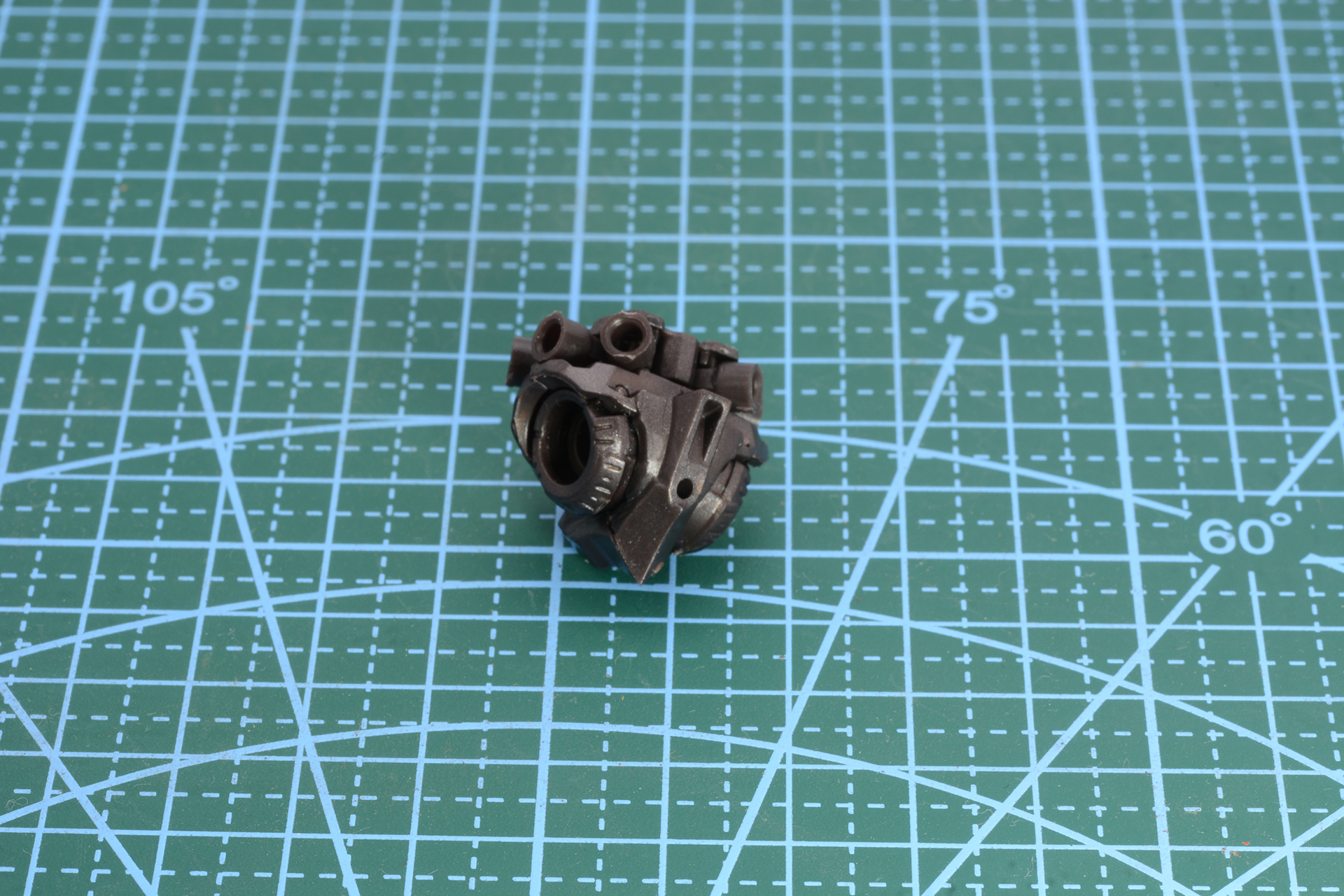 腰パーツに装甲を取り付けていく