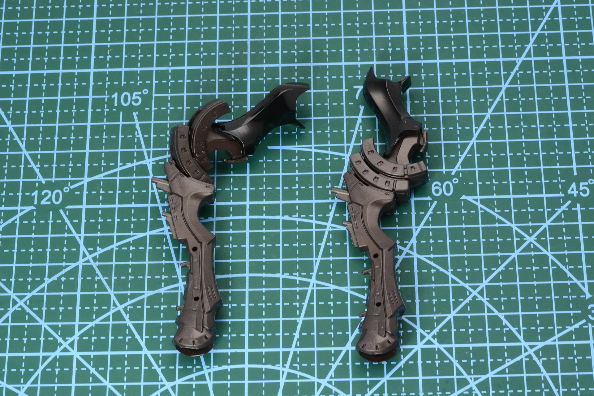 本キットの大きなウリであるツインスイング関節の再現。半円形のパーツがスライドすることで膝が曲がる。設定ではレールは電磁式のスライドで凄まじい速度での可動だけでなく、停止も可能だ