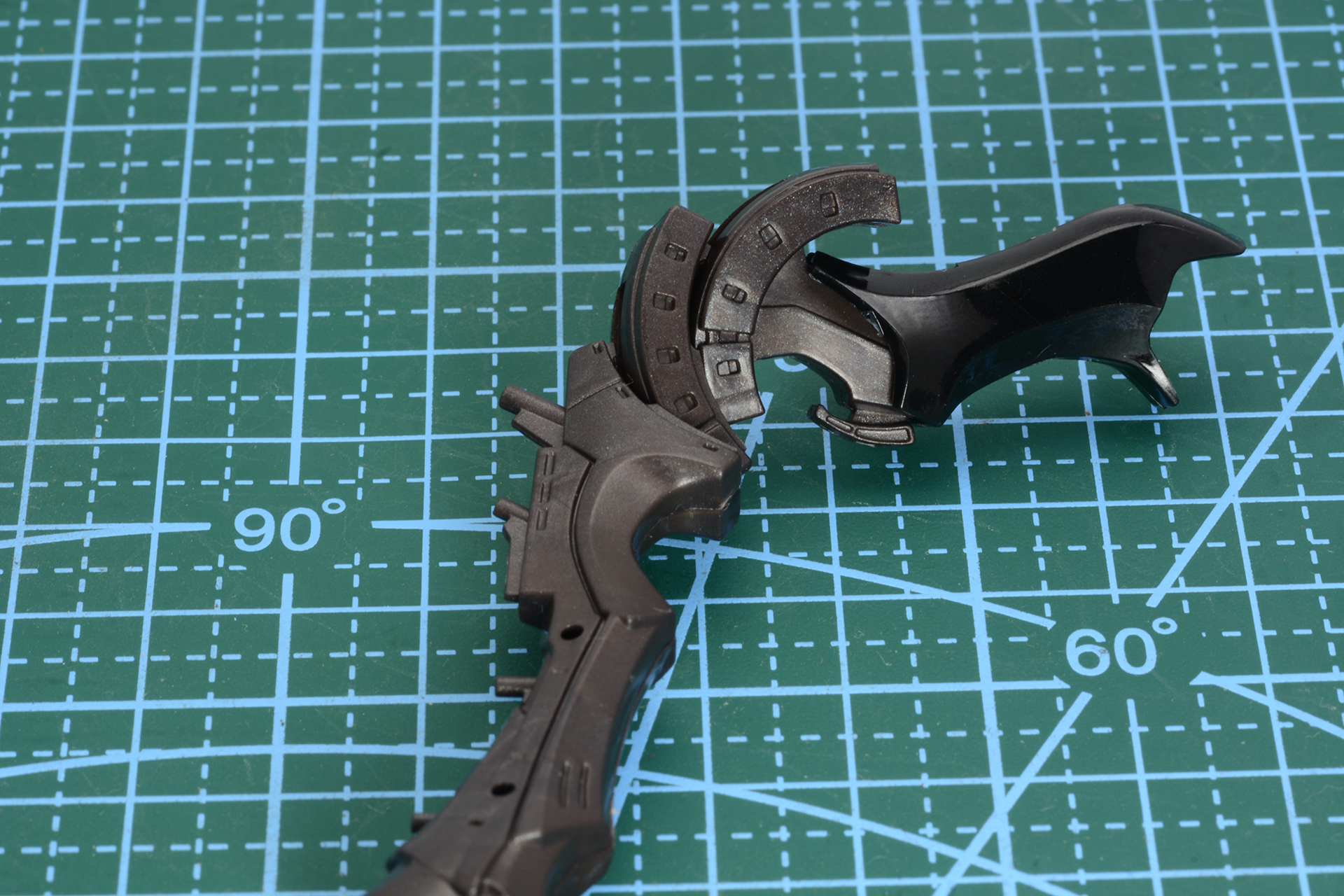 関節はスライドだけでなく捻る動きもできる。キットではこの動きも再現