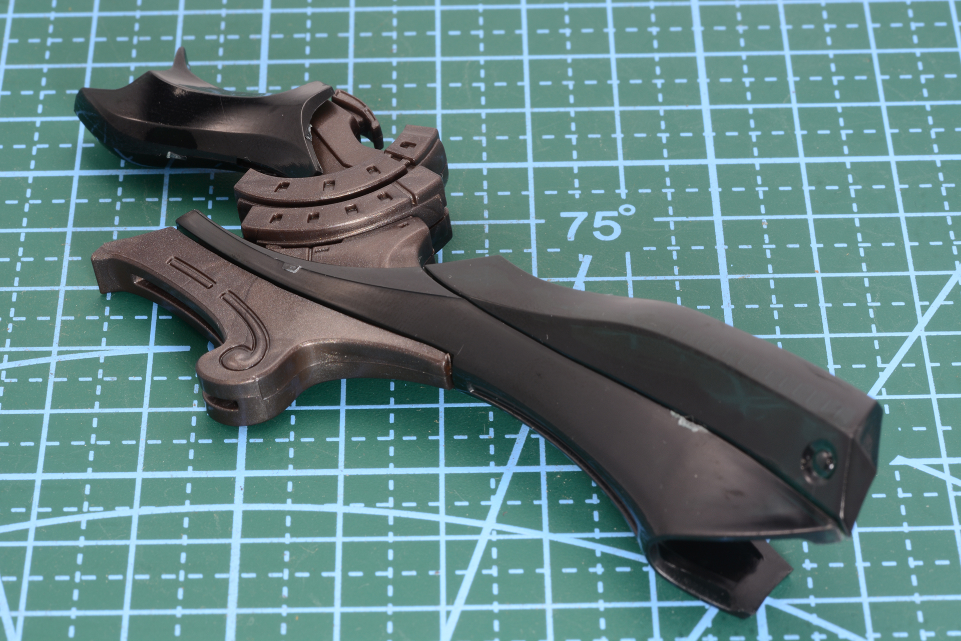 スネ部分を装甲で覆っていく