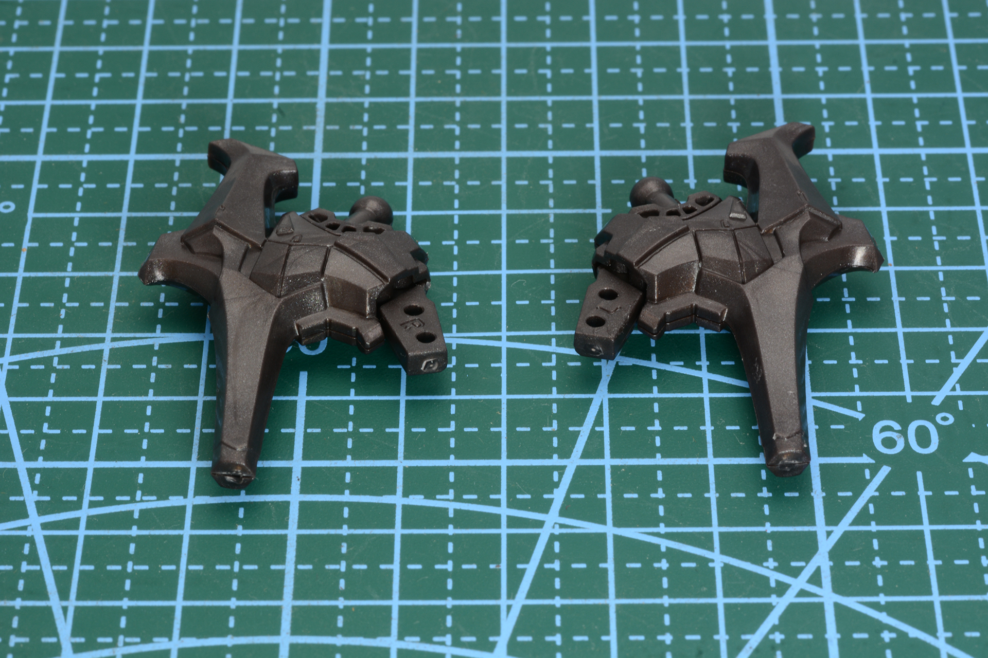 足先の組みたて。ハイヒールなのも高速で地上を動くためのデザイン