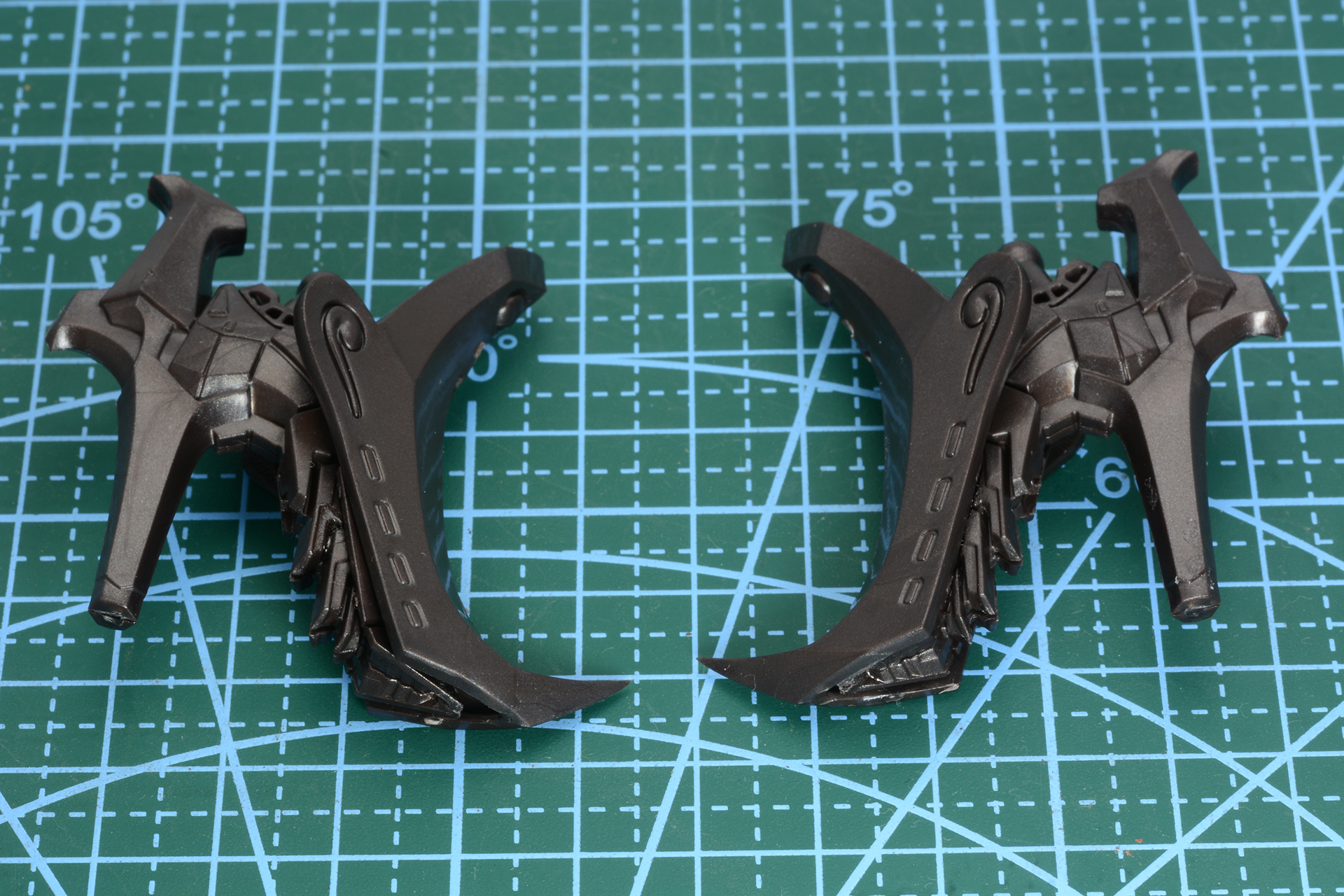 足先の組みたて。ハイヒールなのも高速で地上を動くためのデザイン