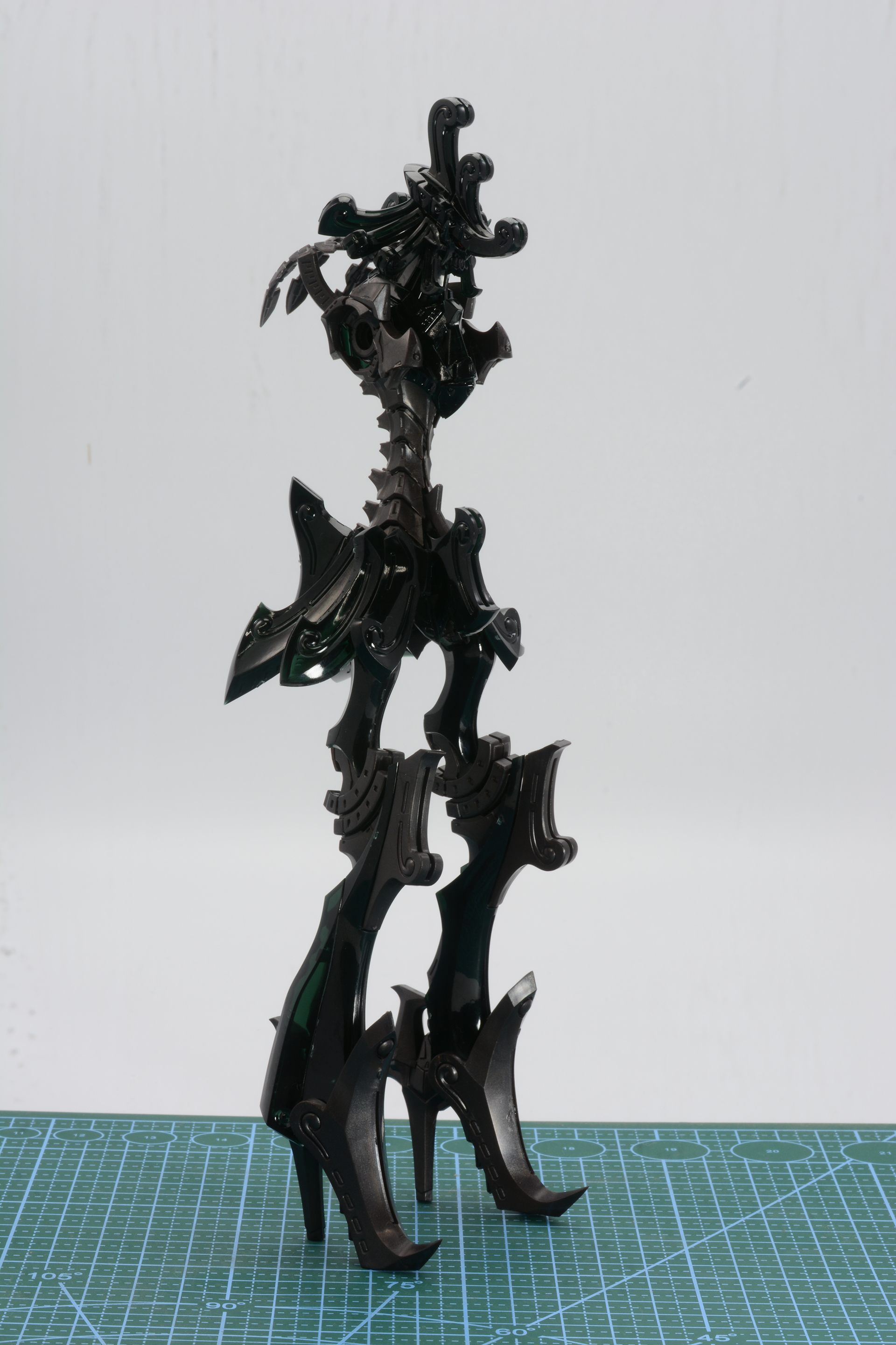 脚を取り付ける。非常に脚が長いのがわかる。膝関節のシルエットが異形感を増している