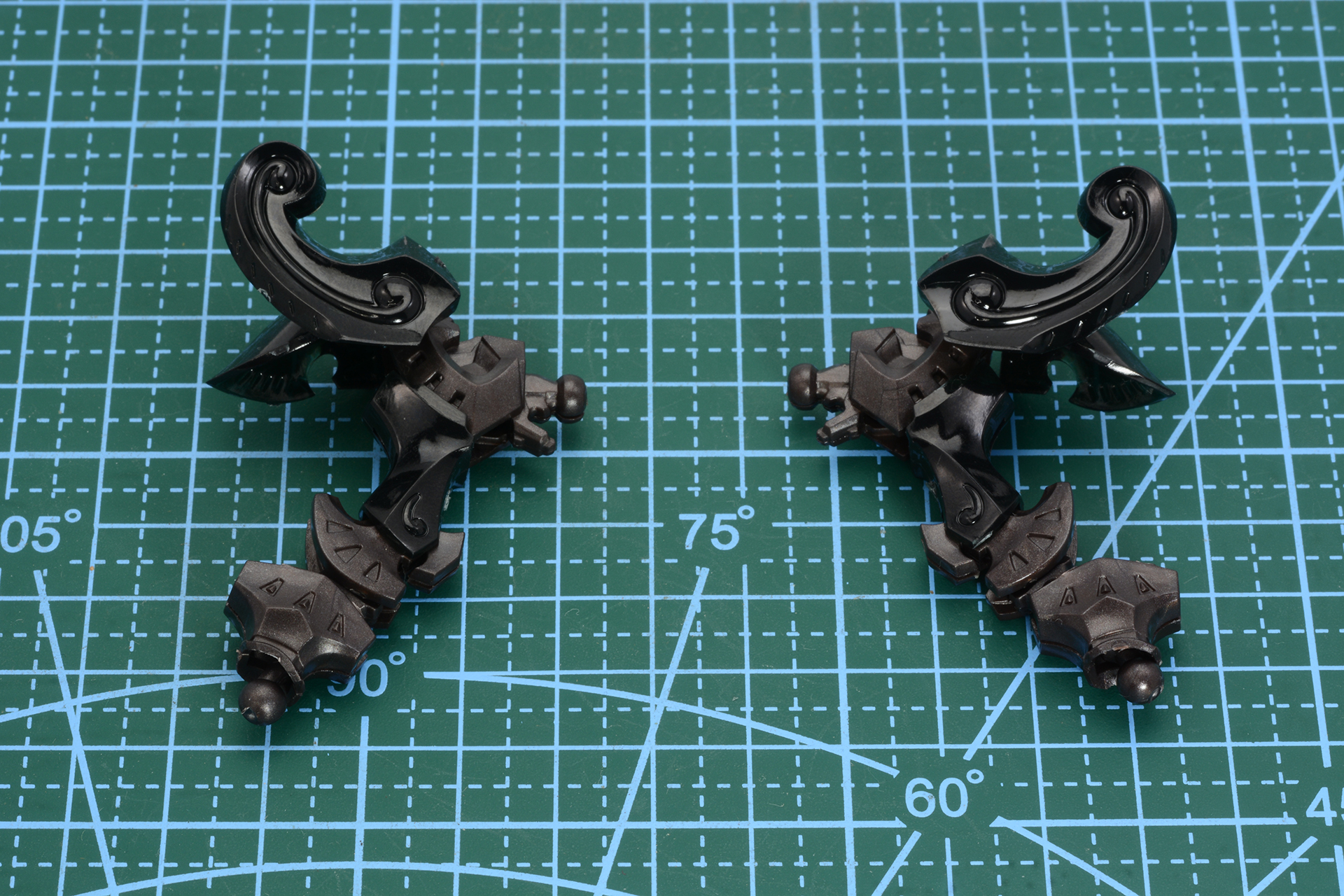 設定上肘もツインスイング関節だが、プラモデルでは可動と組みたてやすさを考え、ボールジョイントを交えた多重関節構造の動きとなっている。上腕のパーツの自由度が高いため、見た目でツインスイングならではのシルエットが表現できる