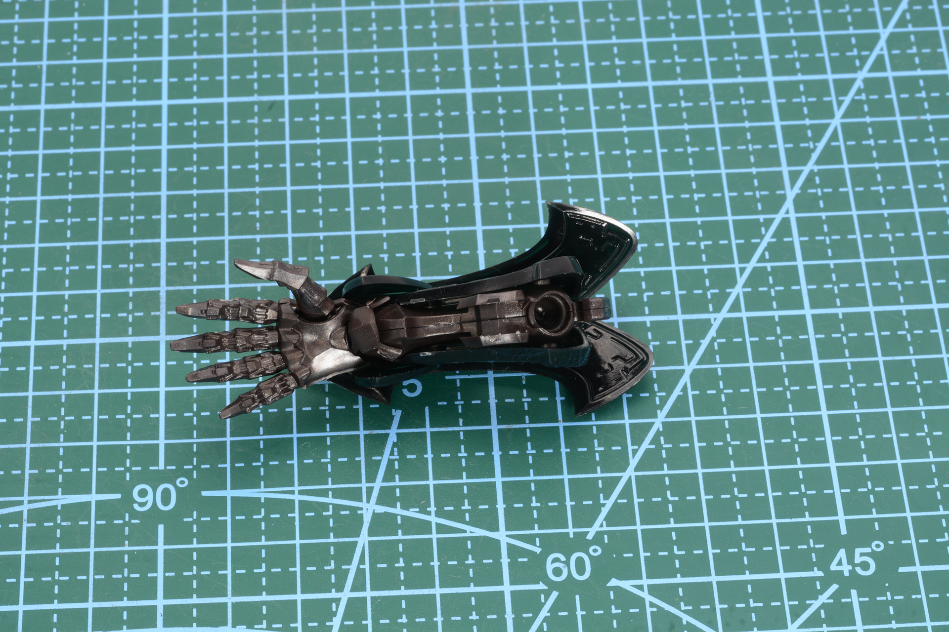 設定上肘もツインスイング関節だが、プラモデルでは可動と組みたてやすさを考え、ボールジョイントを交えた多重関節構造の動きとなっている。上腕のパーツの自由度が高いため、見た目でツインスイングならではのシルエットが表現できる