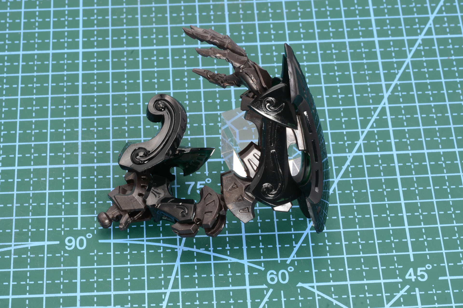 設定上肘もツインスイング関節だが、プラモデルでは可動と組みたてやすさを考え、ボールジョイントを交えた多重関節構造の動きとなっている。上腕のパーツの自由度が高いため、見た目でツインスイングならではのシルエットが表現できる