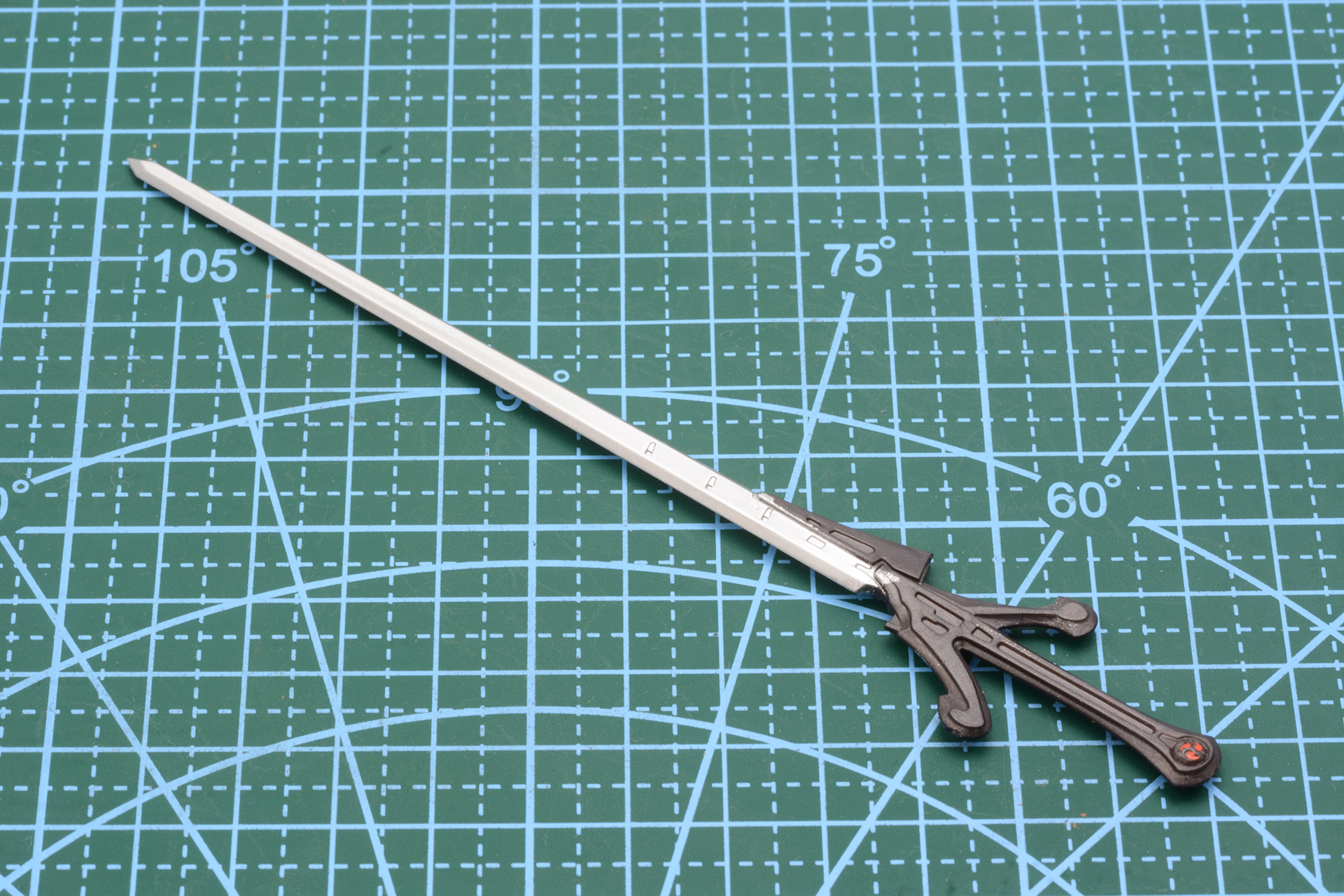 プラズマを発生させ切断できるだけでなく、射撃武器にもなるガット・ブロウ。今回は刀身を塗装している