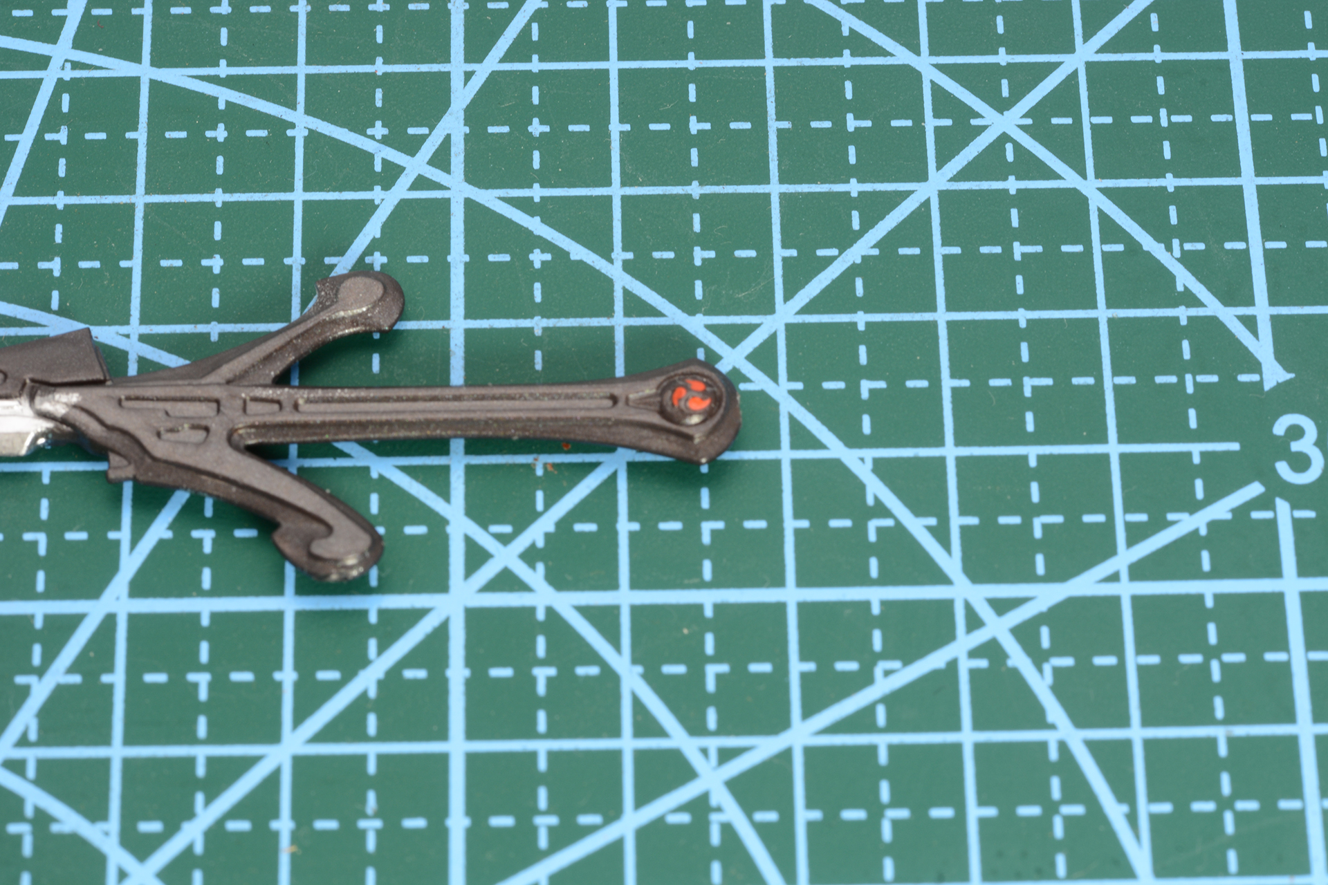 柄頭にデカールを貼る