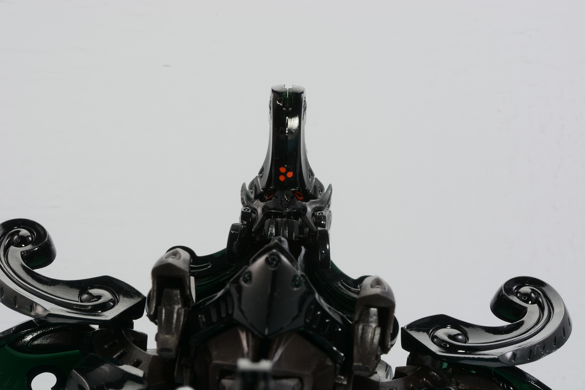 額と上腕にも紋章を貼り付ける。このデカールによりほとんど無塗装でも劇中の雰囲気に近い色分けが成される