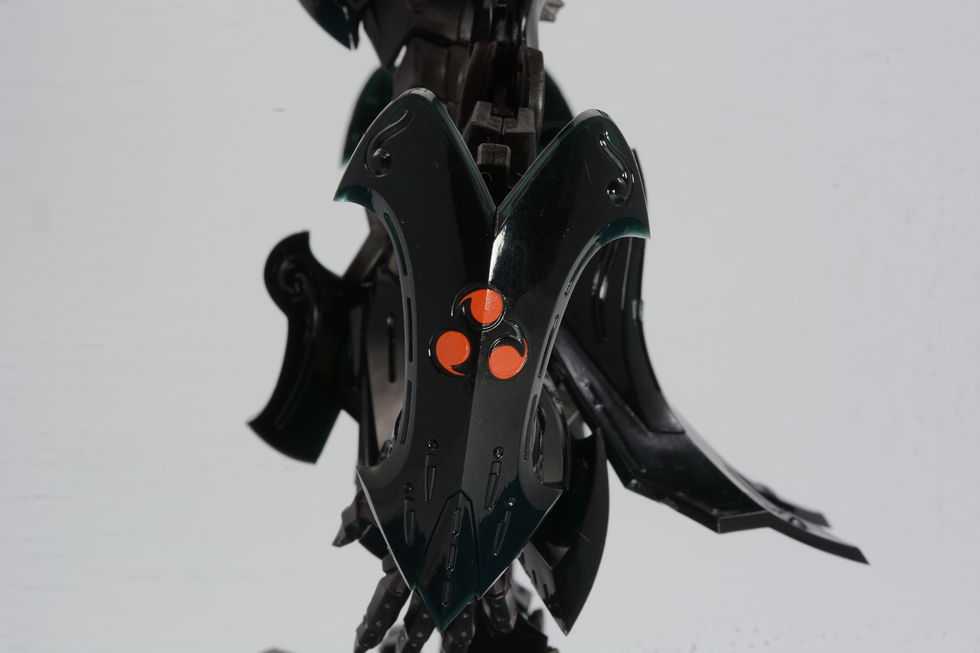 額と上腕にも紋章を貼り付ける。このデカールによりほとんど無塗装でも劇中の雰囲気に近い色分けが成される