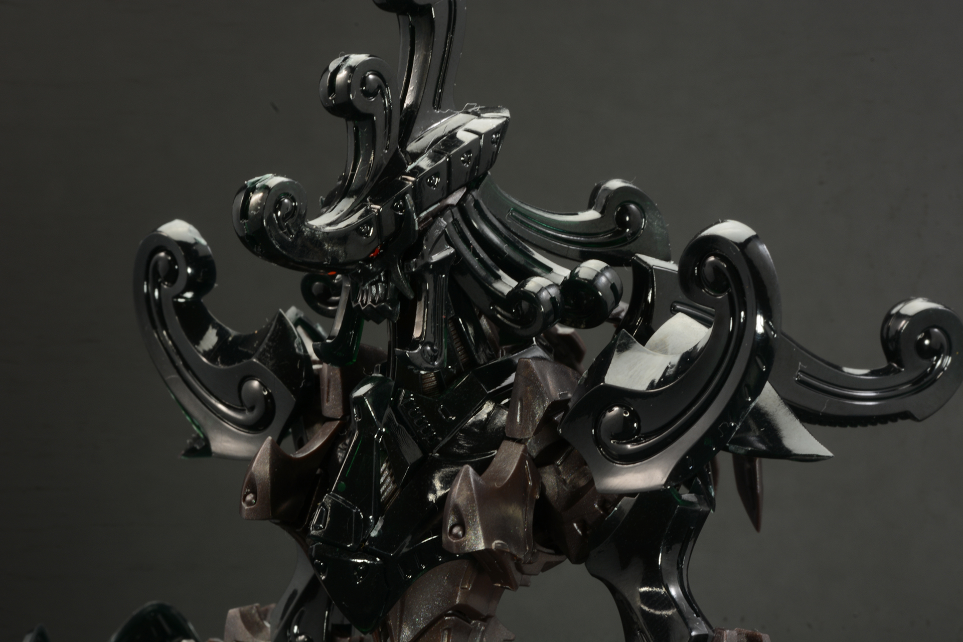 艶やかに光を放つ装甲と、鈍色のフレーム。写真だけだとプラモデルとわからないような質感だ