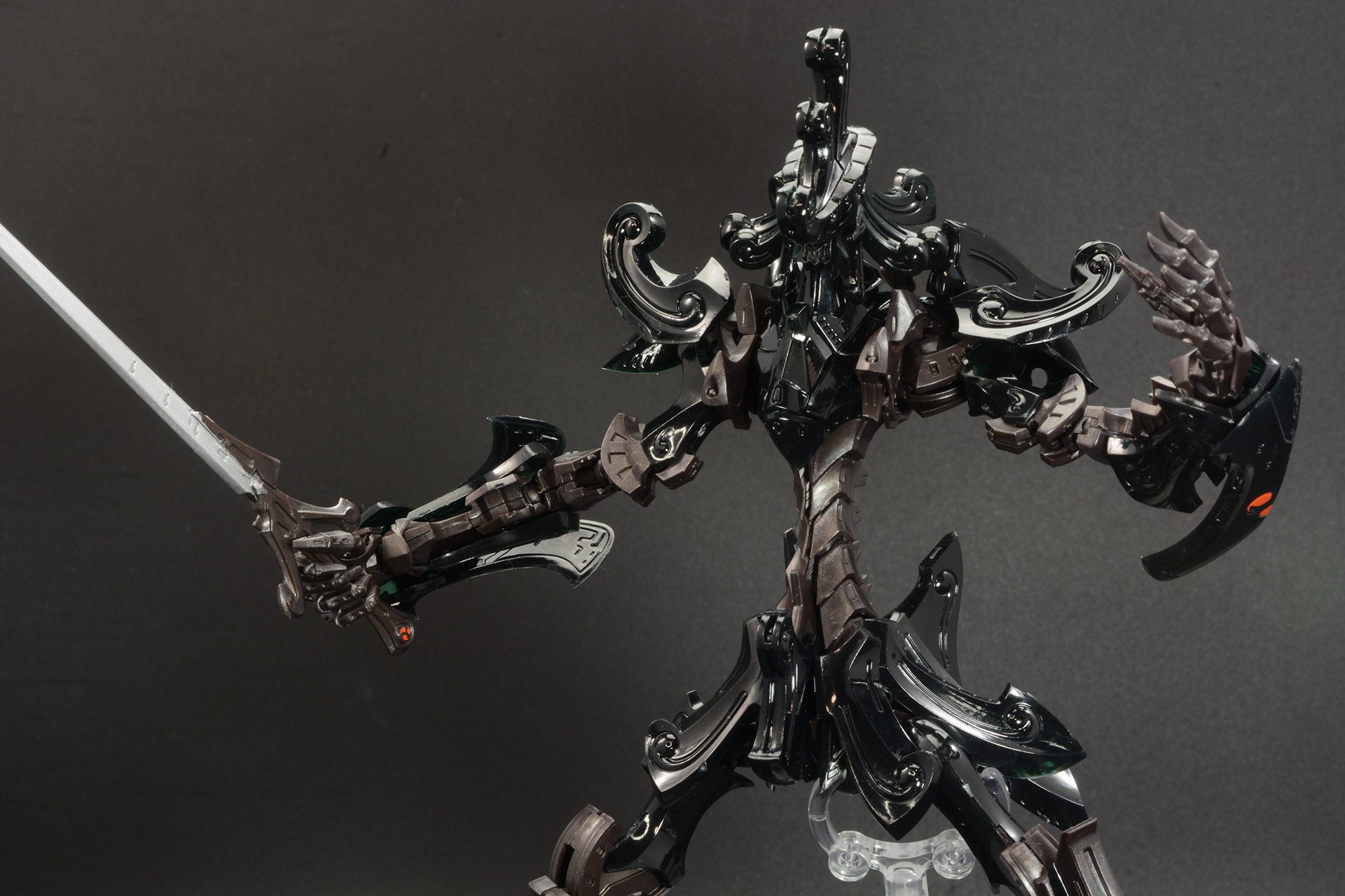 特に上半身は長い手を持つためダイナミックなポージングが楽しめる